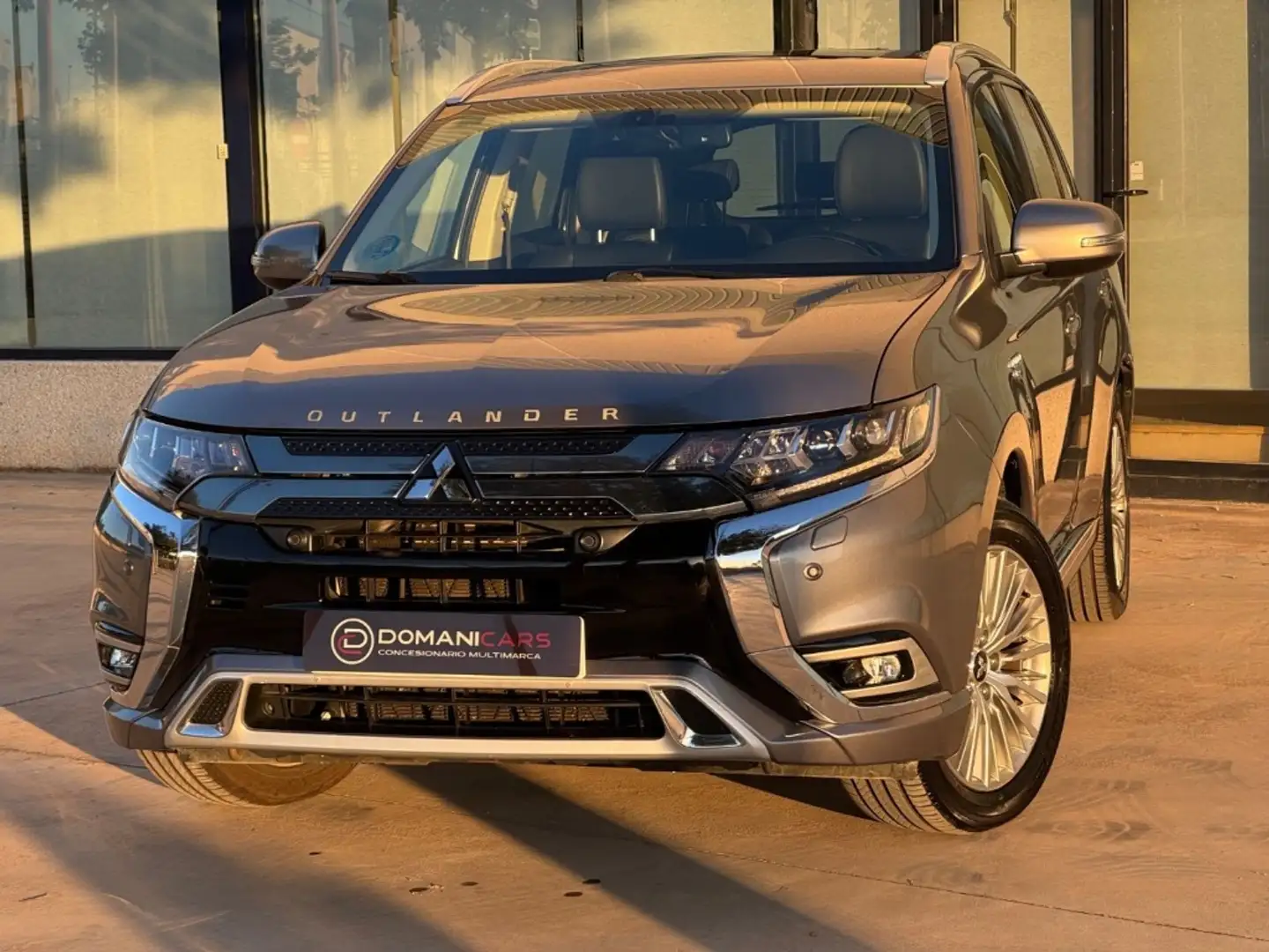 Mitsubishi Outlander PHEV Kaiteki 4WD Gris - 1