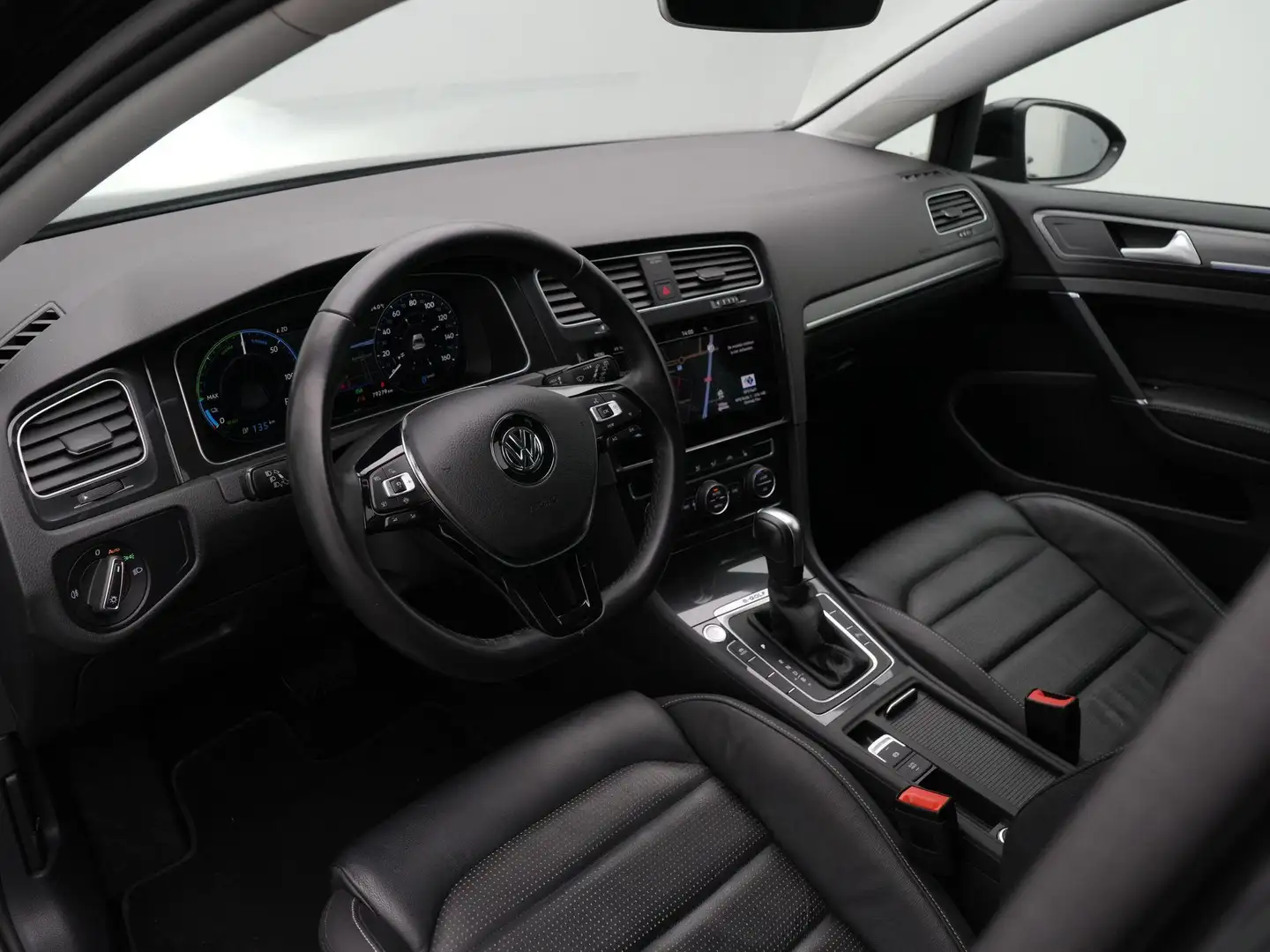 Volkswagen e-Golf 136 pk E-DITION | Leder | Wamtepomp | Virtual Cock Zwart - 2