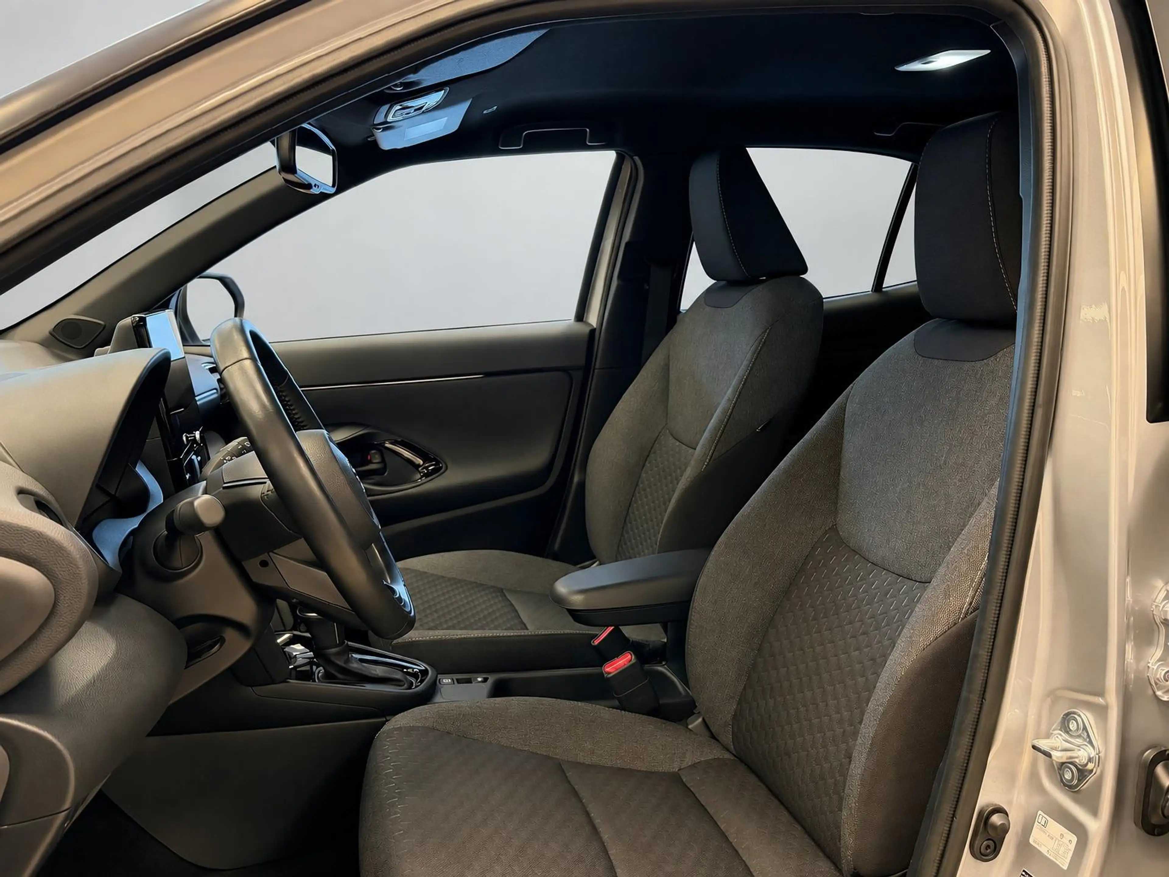 Toyota Yaris Cross 1.5 HYBRID DYNAMIC BITONE SILVERLINE GARANTIE 2035 — photo 13