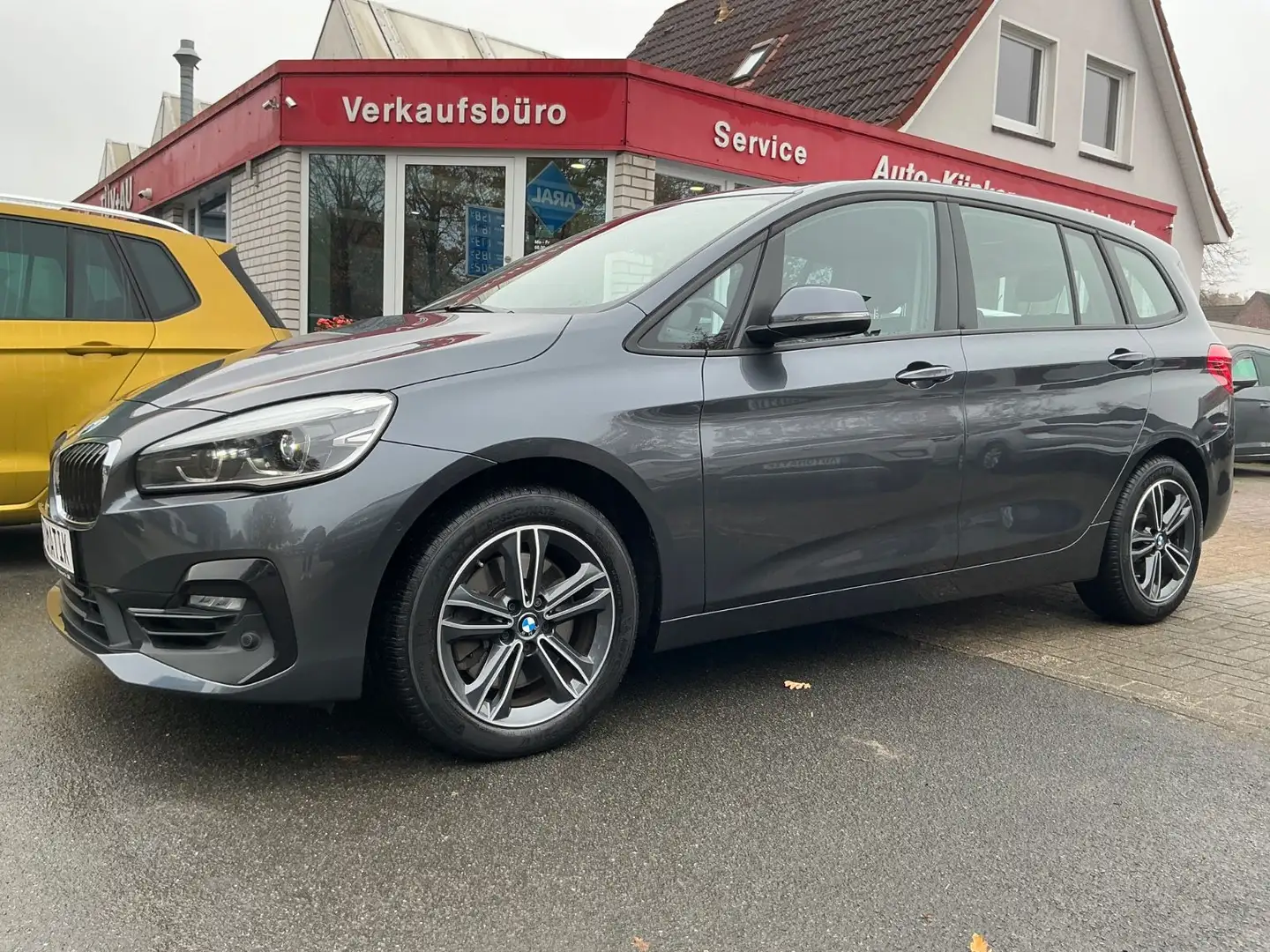 BMW 220 i Gran Tourer Sport SHZ BT NAVI AHK Kamera Grau - 2