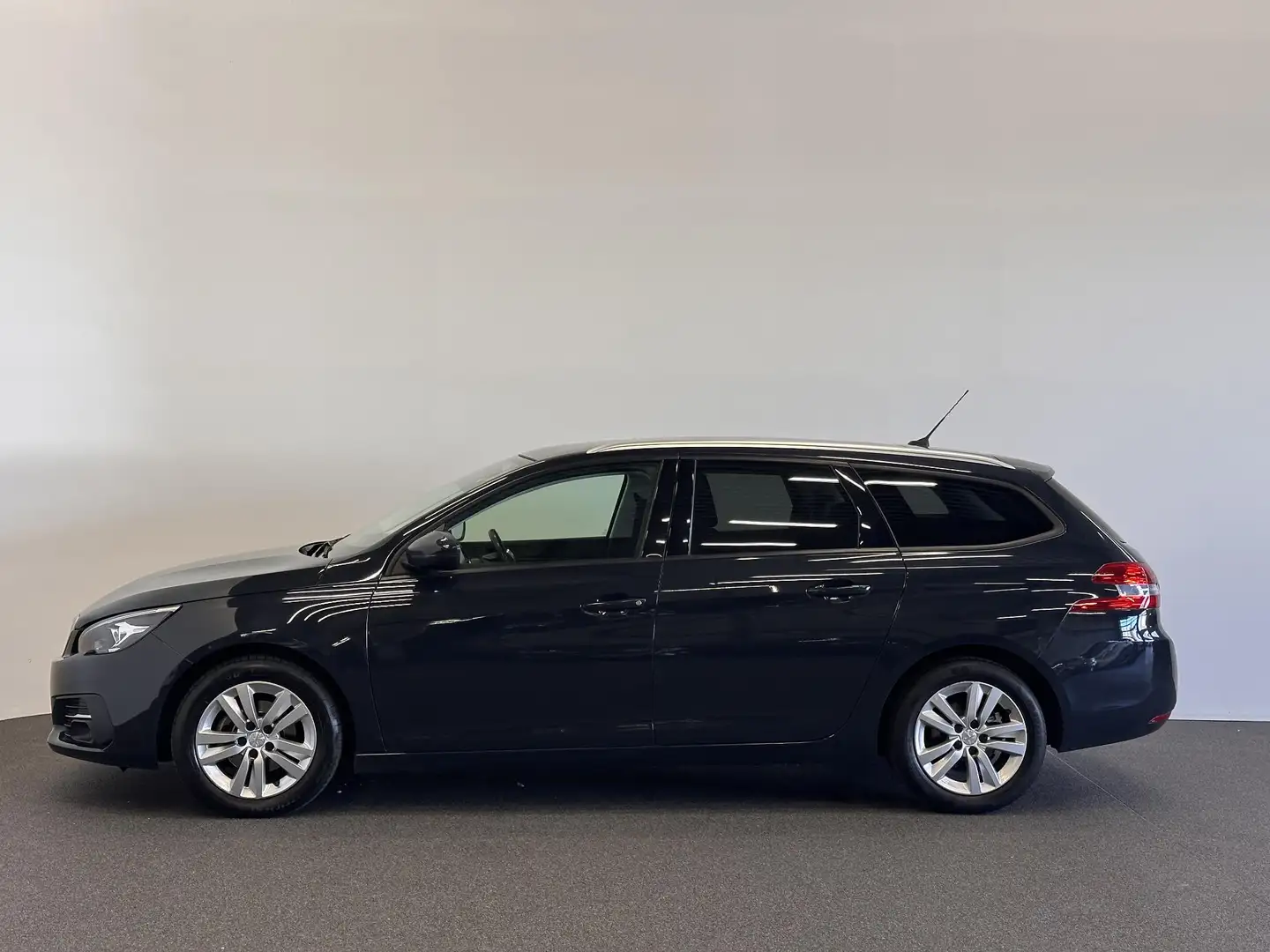 Peugeot 308 SW 1.2 110PK PureTech Blue Lease Executive Airco N Grijs - 2