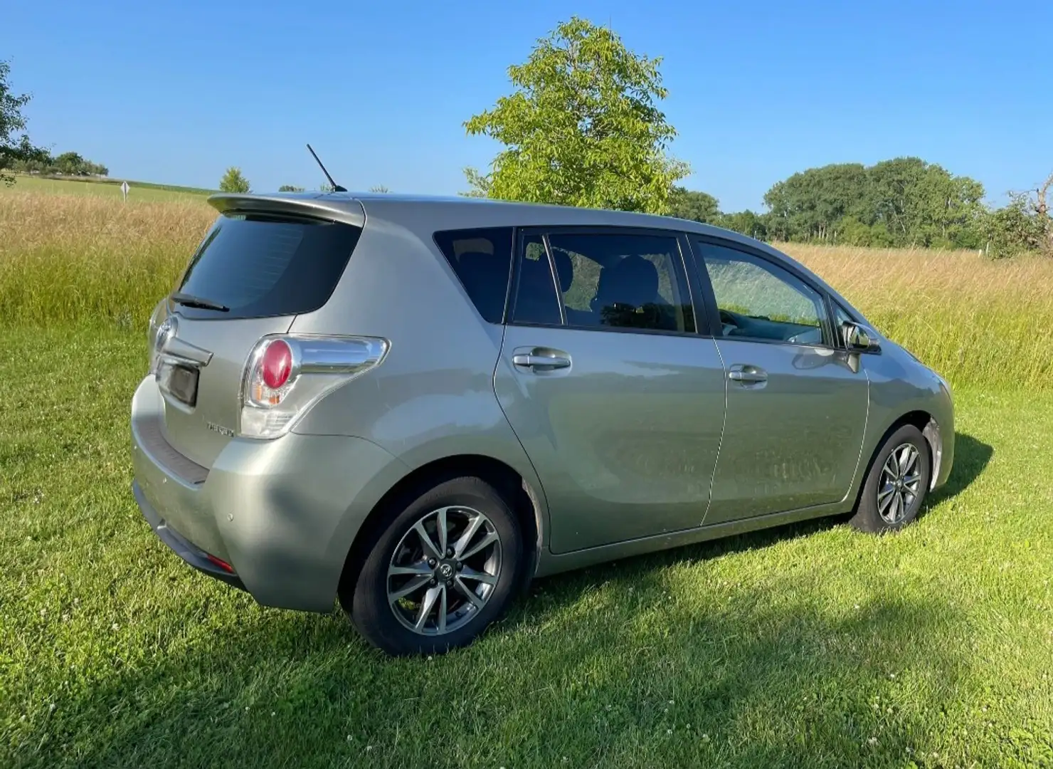 Toyota Verso 1.8 5-Sitzer Life Сірий - 2