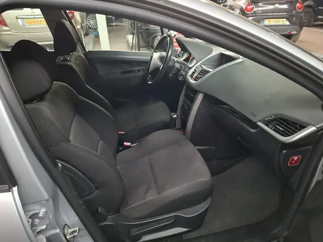 Peugeot 207 view 6
