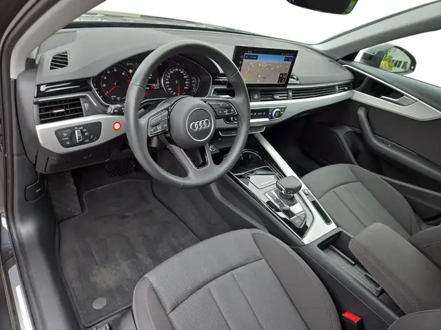 Audi A4 view 4