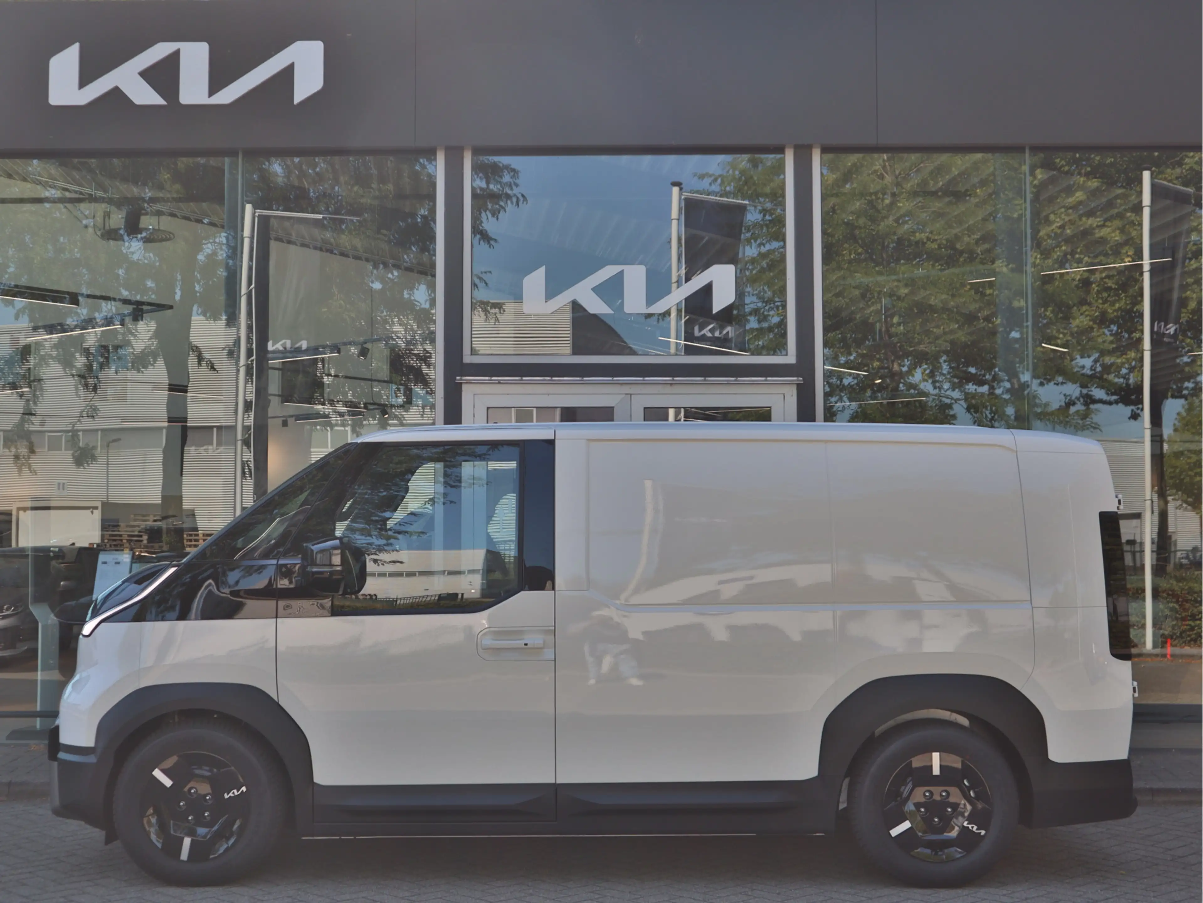 Kia PV5 Cargo L2H1 Plus 71.2 kWh | Direct uit voorraad leverbaar — photo 3