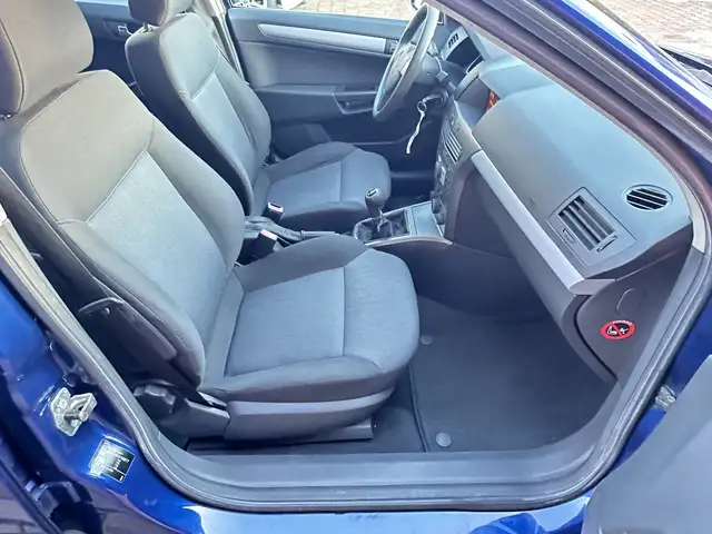 Opel Astra view 10