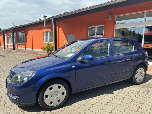 Opel Astra view 3