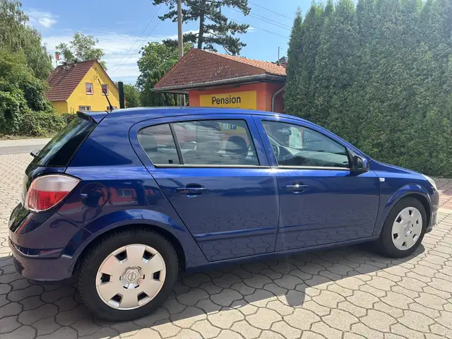 Opel Astra view 4