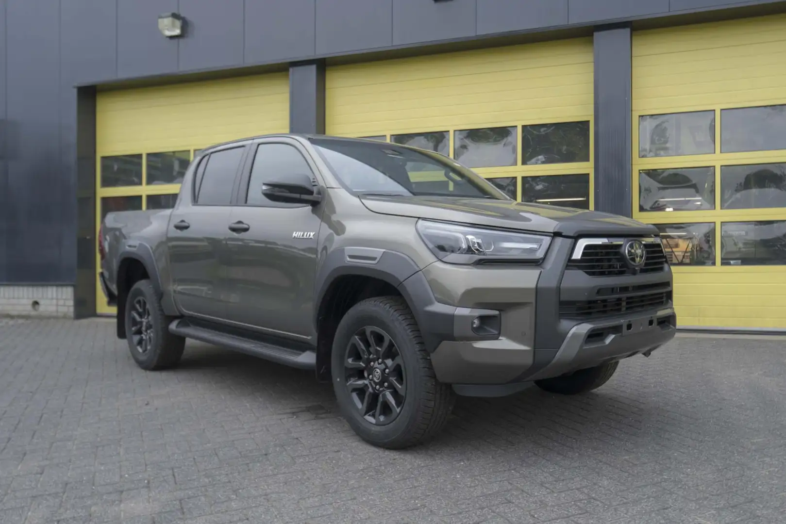 Toyota Hilux 2.8 D-4D Double Cab Hybrid Invincible - 2