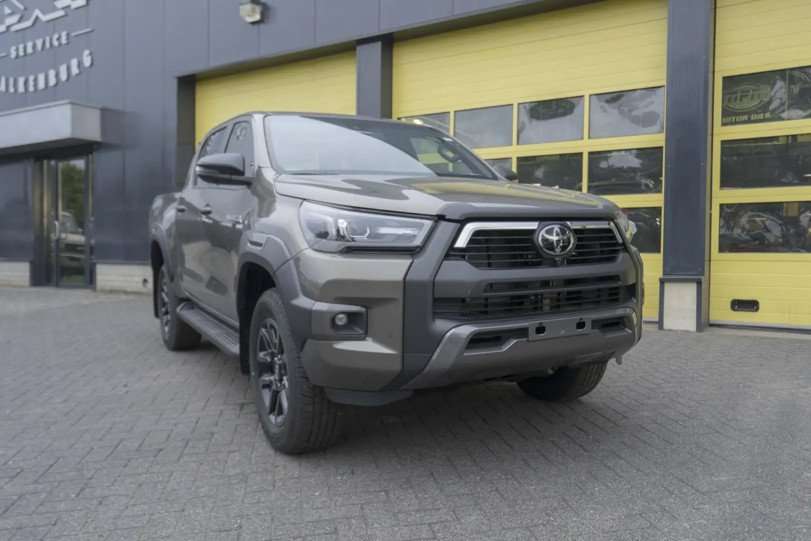 Toyota Hilux 2.8 D-4D Double Cab Hybrid Invincible - 1