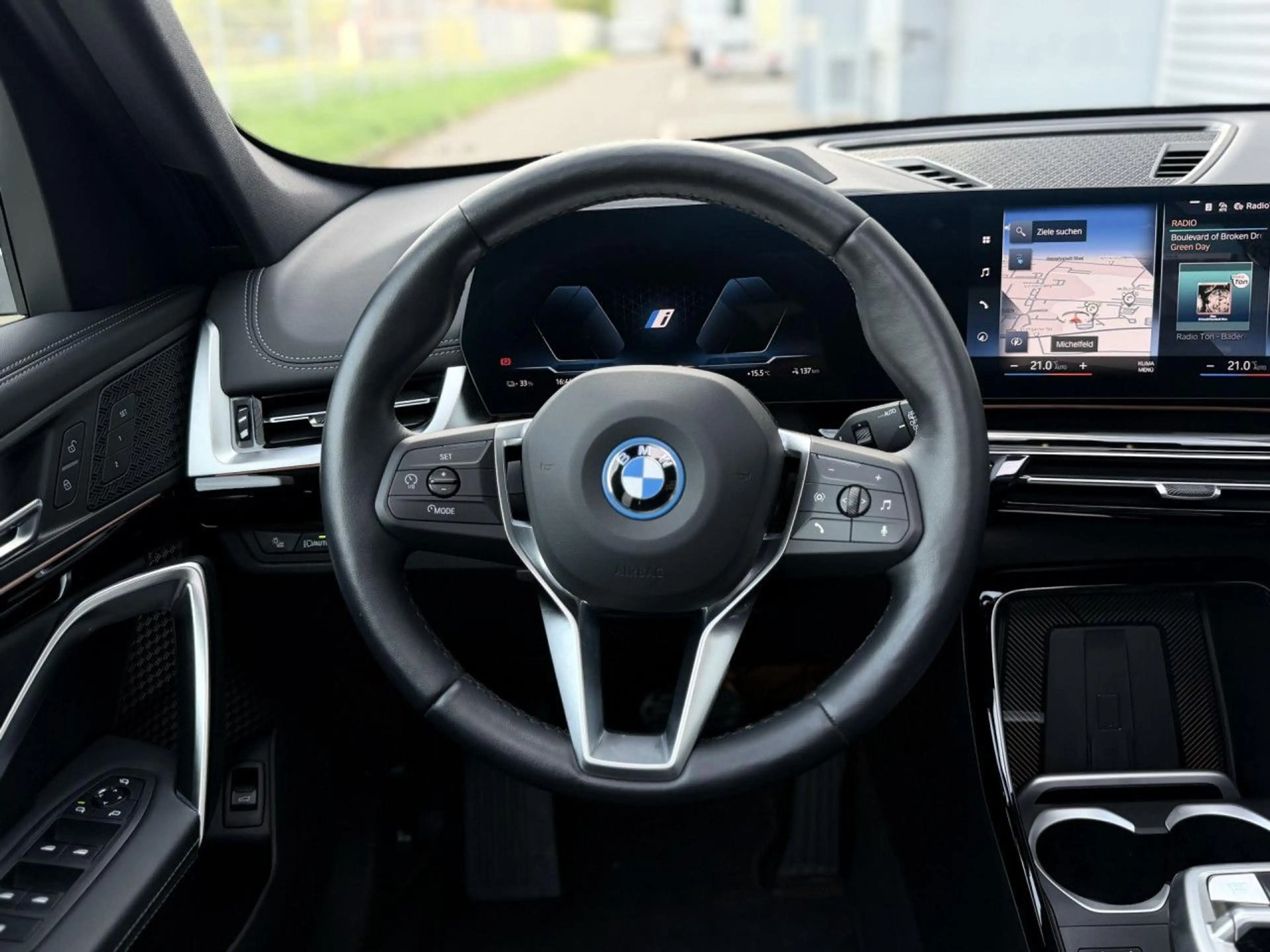 BMW iX1 xDrive30 X Line LiveProf. ACC HUD SuView 18" — photo 10