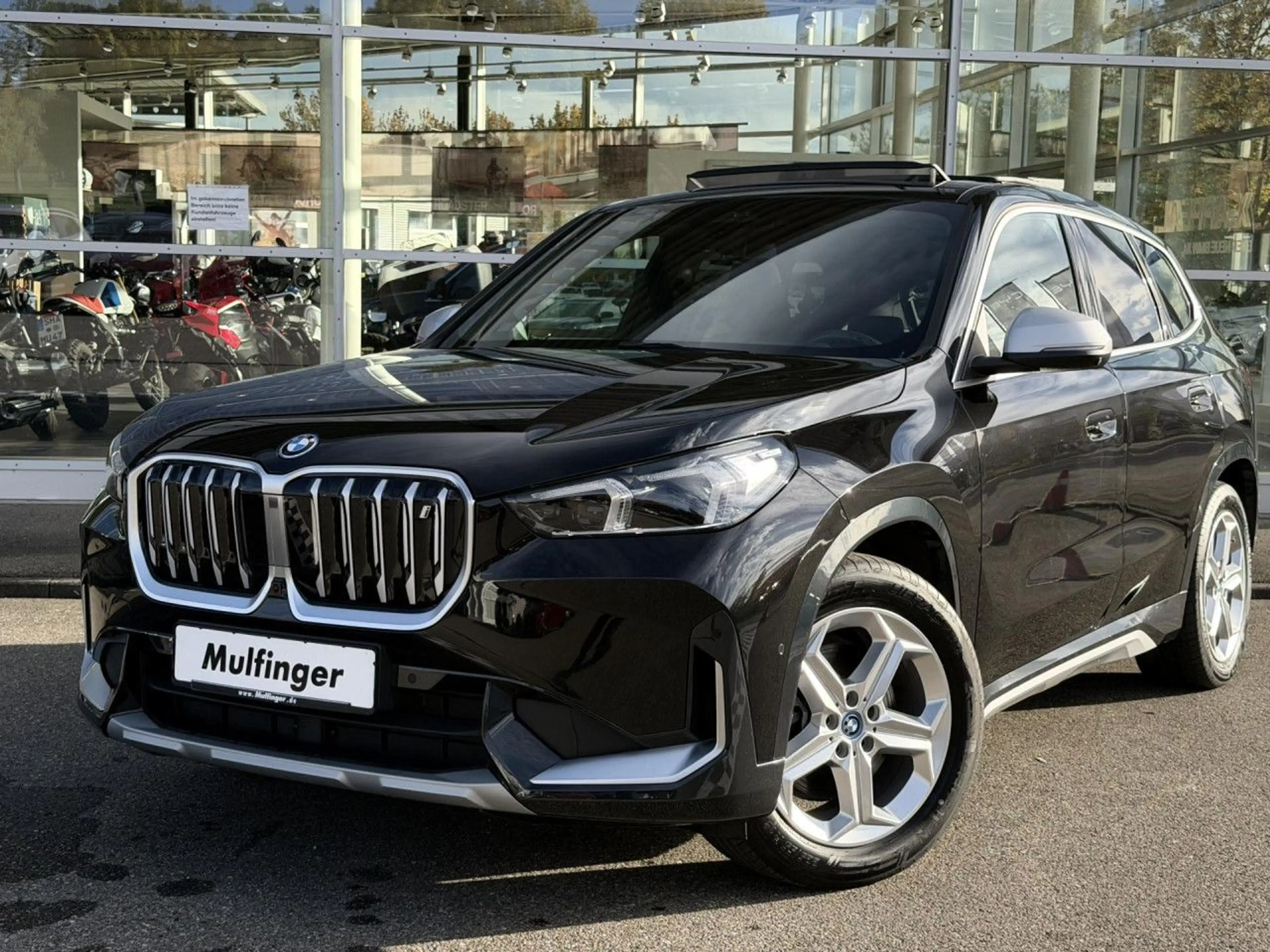 BMW iX1 xDrive30 X Line LiveProf. ACC HUD SuView 18" — photo 2