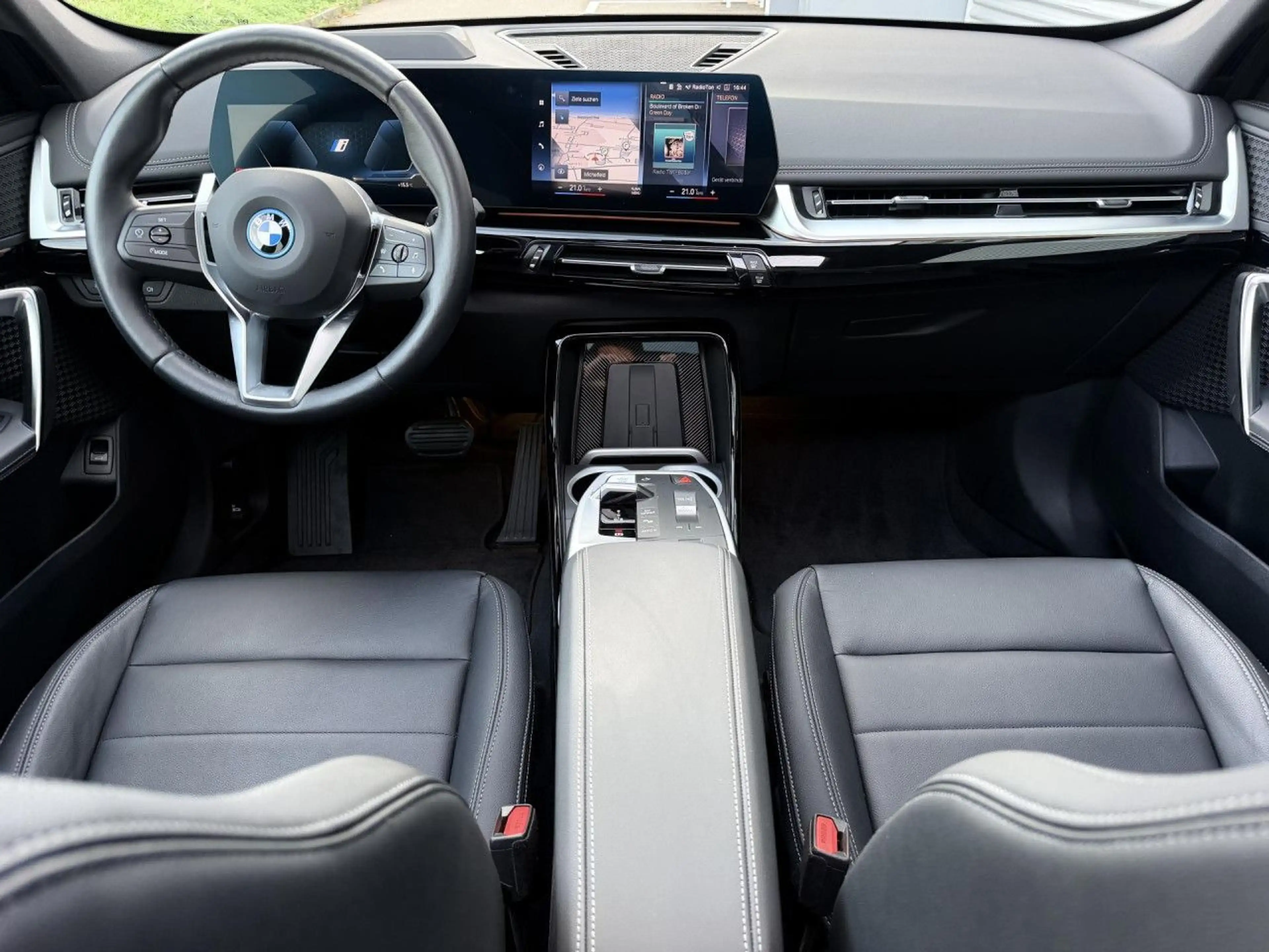 BMW iX1 xDrive30 X Line LiveProf. ACC HUD SuView 18" — photo 11