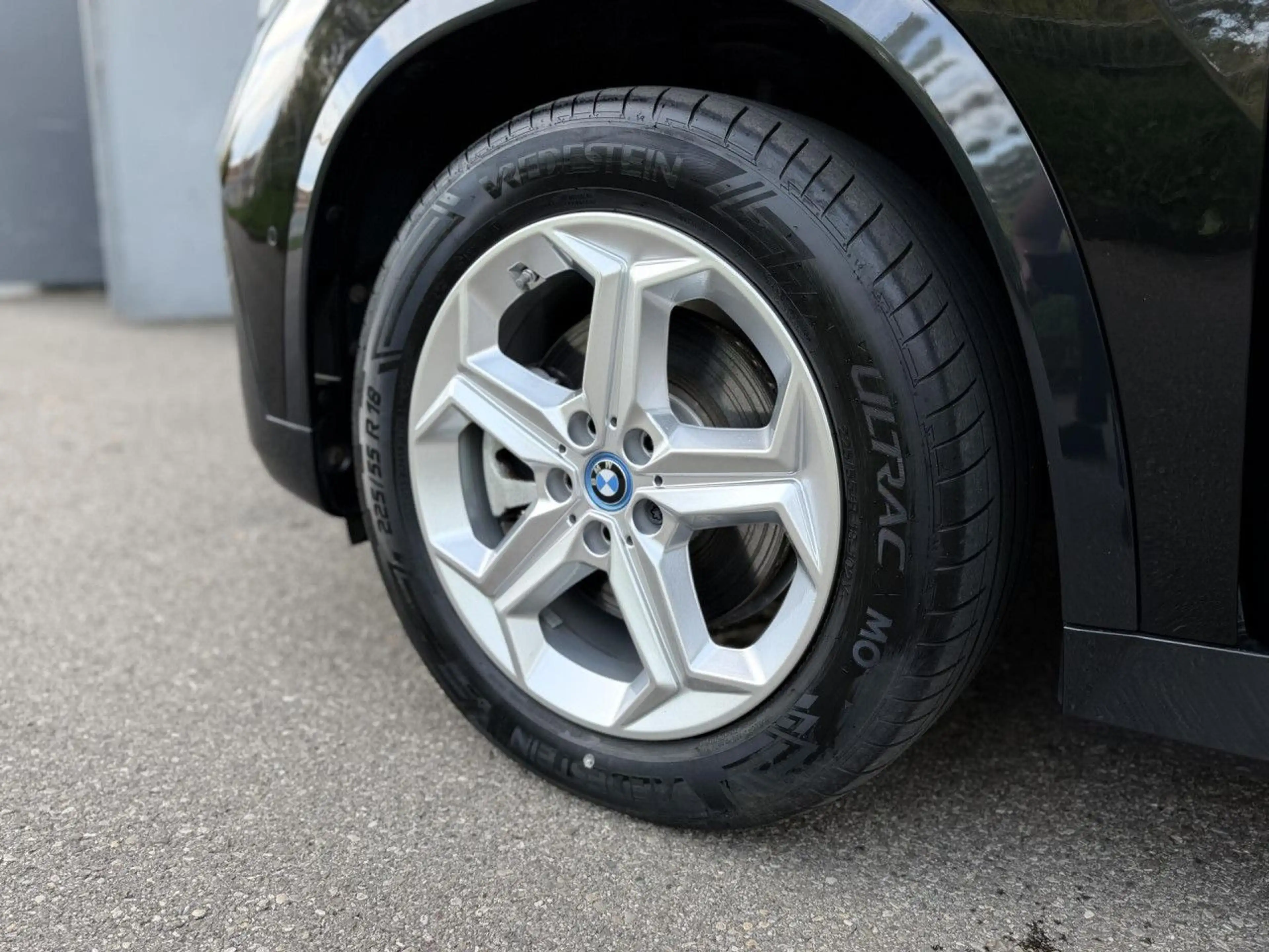 BMW iX1 xDrive30 X Line LiveProf. ACC HUD SuView 18" — photo 9