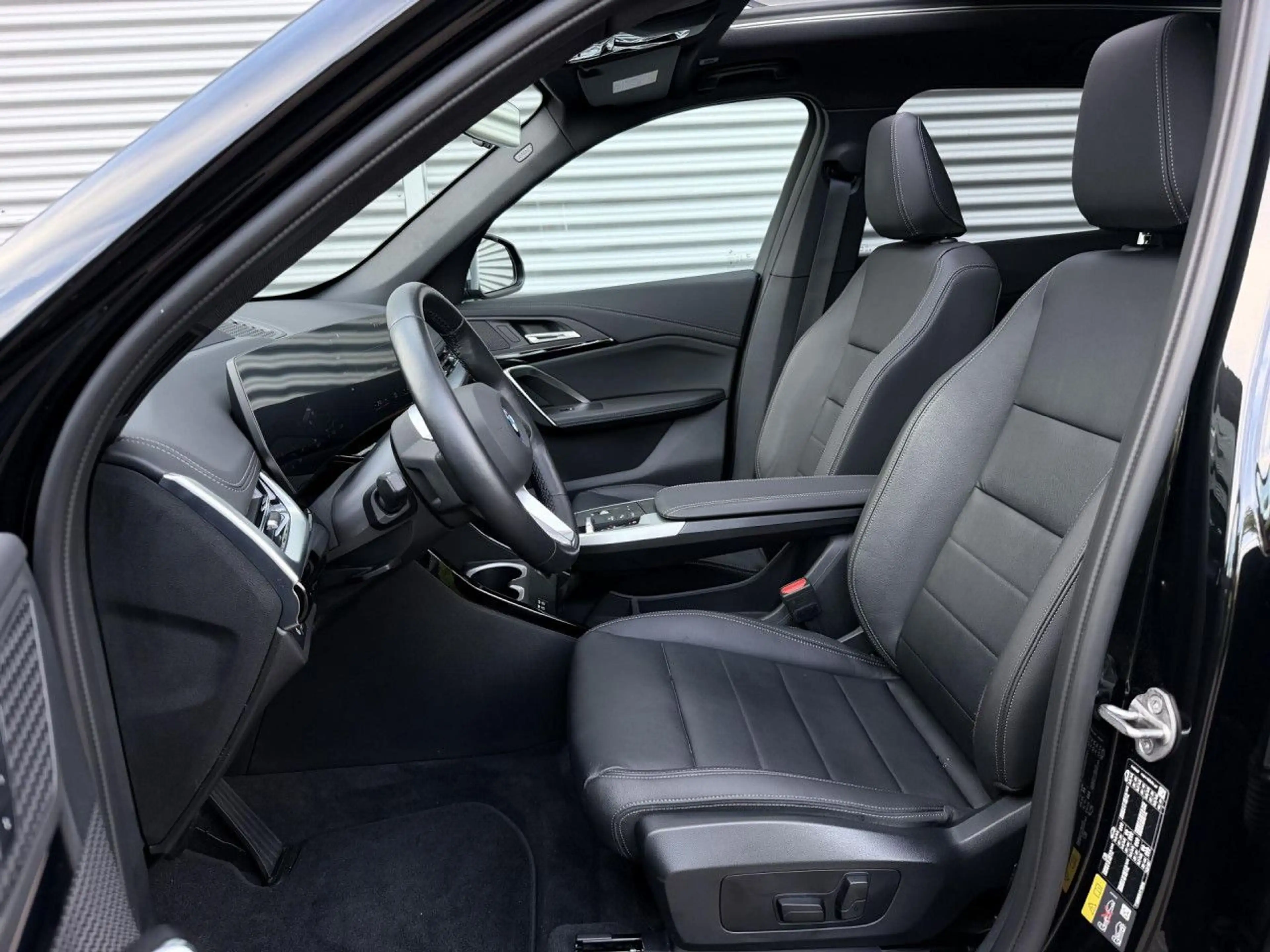 BMW iX1 xDrive30 X Line LiveProf. ACC HUD SuView 18" — photo 12
