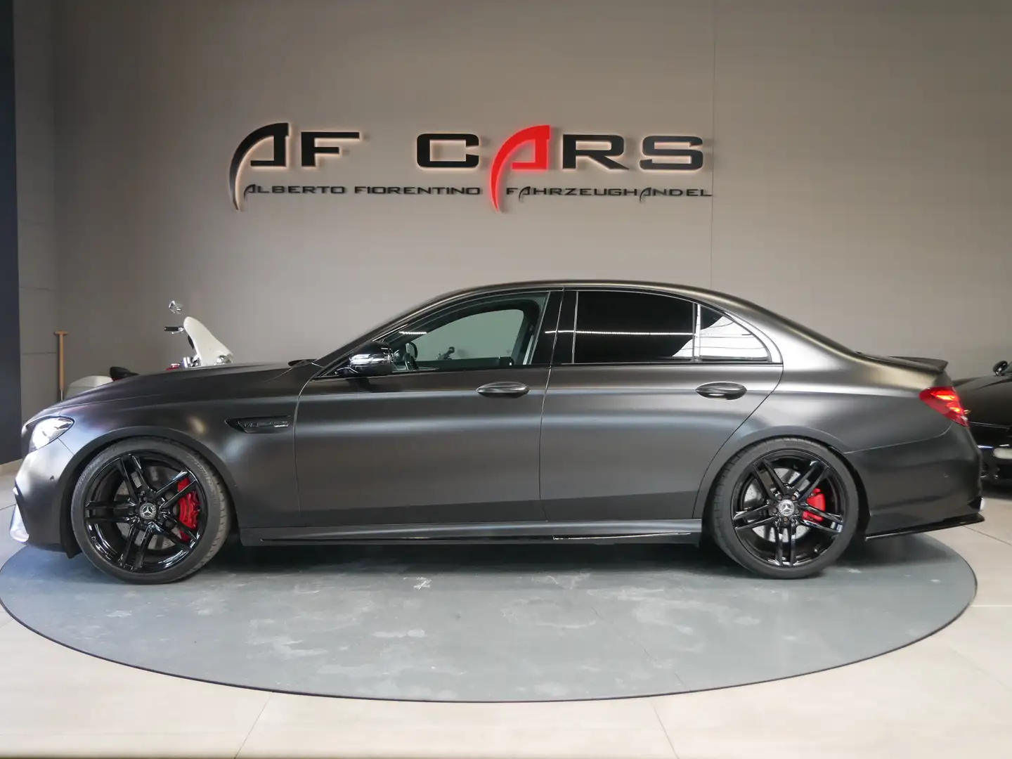 Mercedes-Benz E 63 AMG S 4Matic+ LED Pano ACC Comand online Gris - 2
