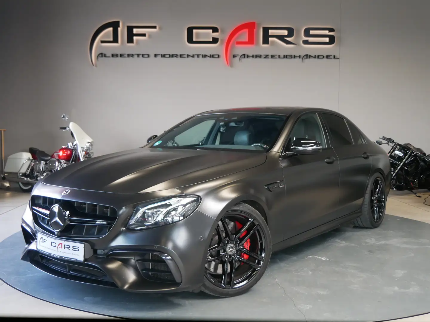 Mercedes-Benz E 63 AMG S 4Matic+ LED Pano ACC Comand online Gris - 1