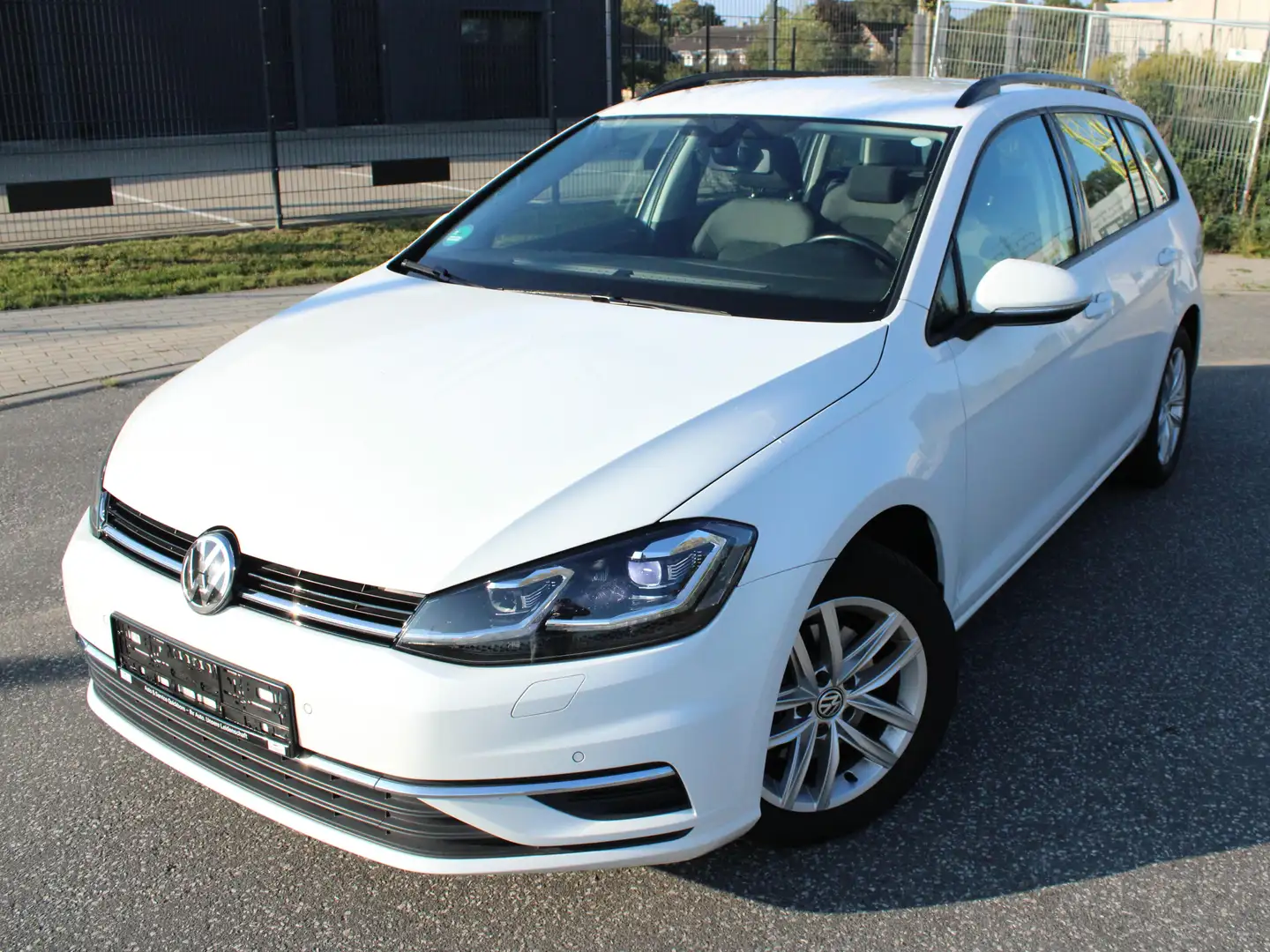 Volkswagen Golf Variant 2.0 TDI 2.HD LED+ACC+Massage+Alcantara+NAV+MWST Weiß - 1