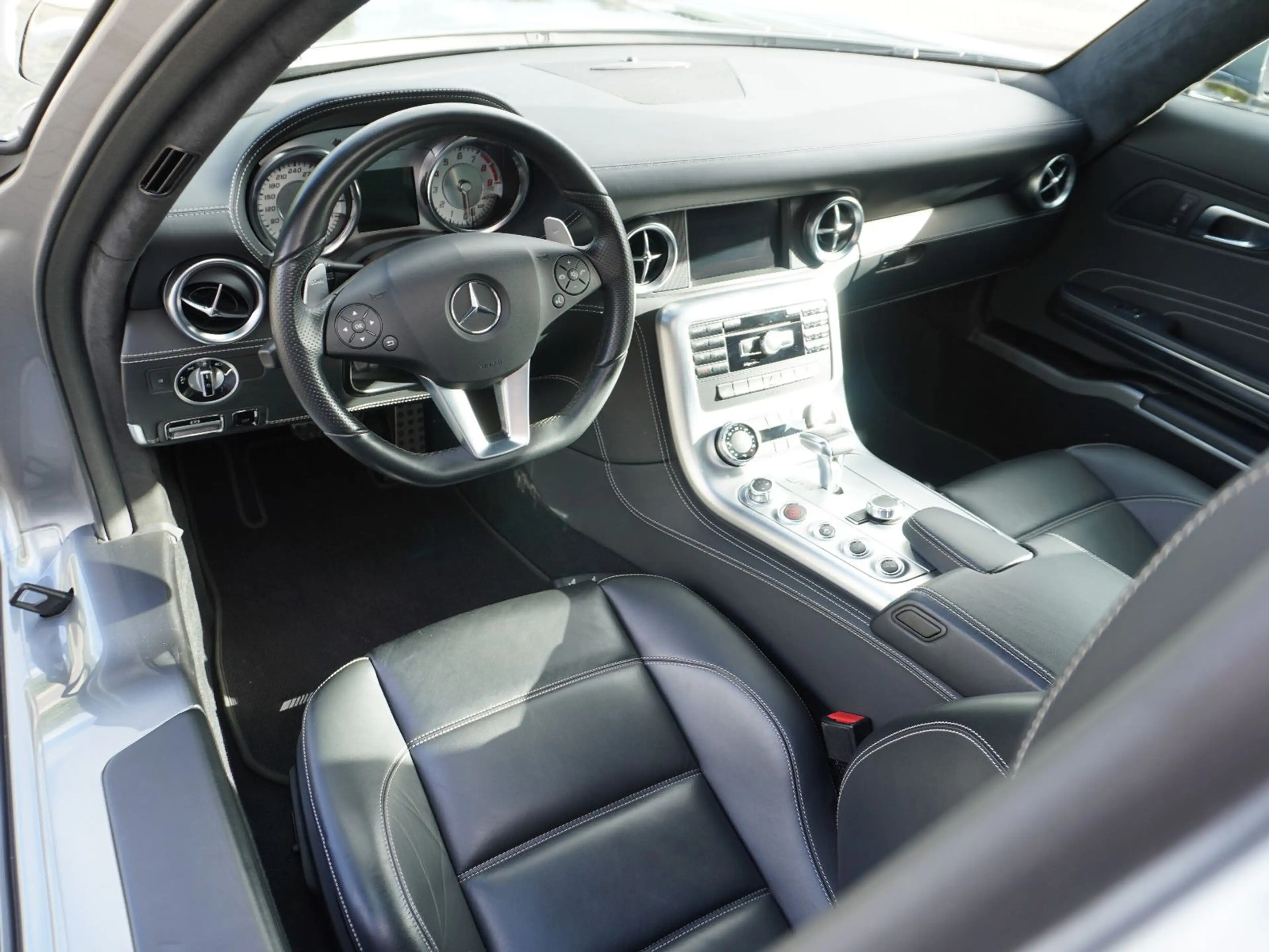 Mercedes-Benz SLS — photo 15