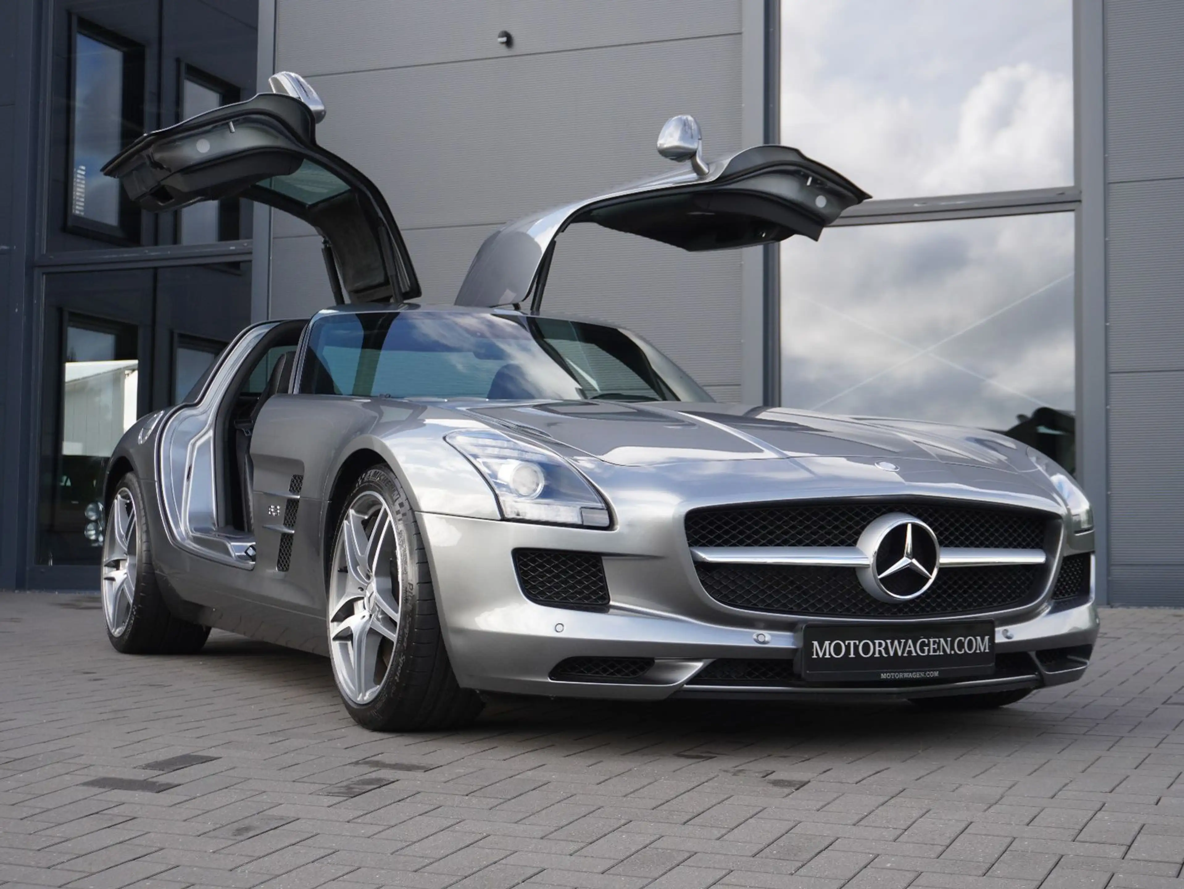 Mercedes-Benz SLS