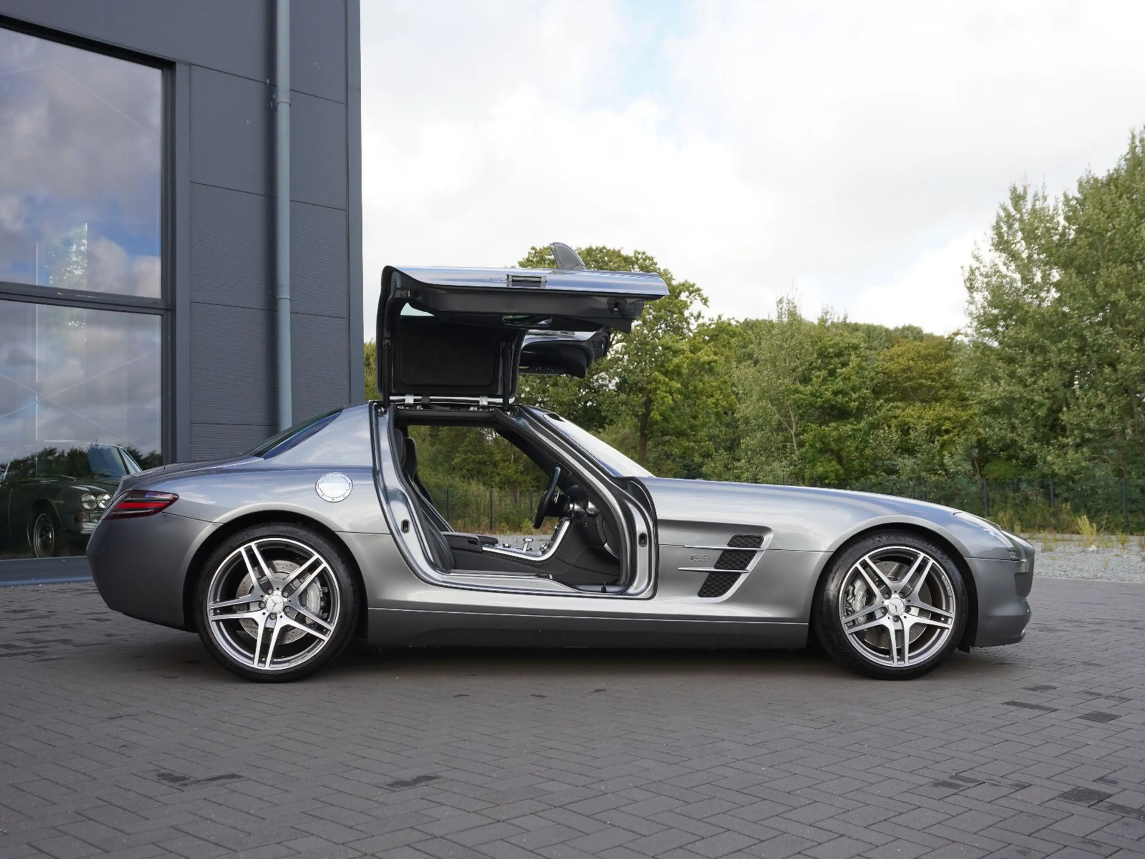 Mercedes-Benz SLS — photo 4