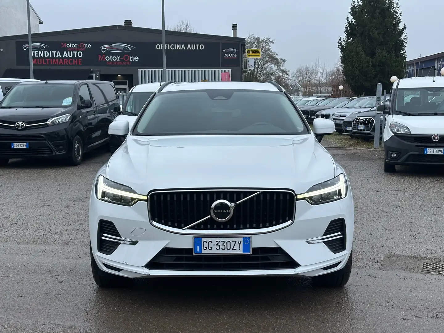 Volvo XC60 AUTOCARRO 5 POSTI 2.0 b4 Momentum auto Bianco - 2