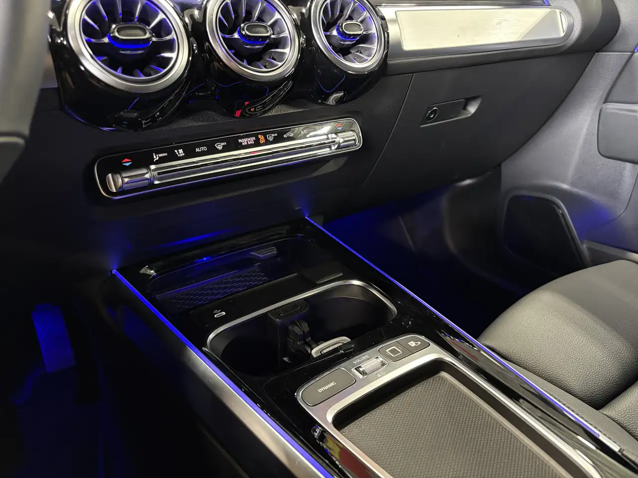 Mercedes-Benz EQB снимка Mercedes-Benz EQB