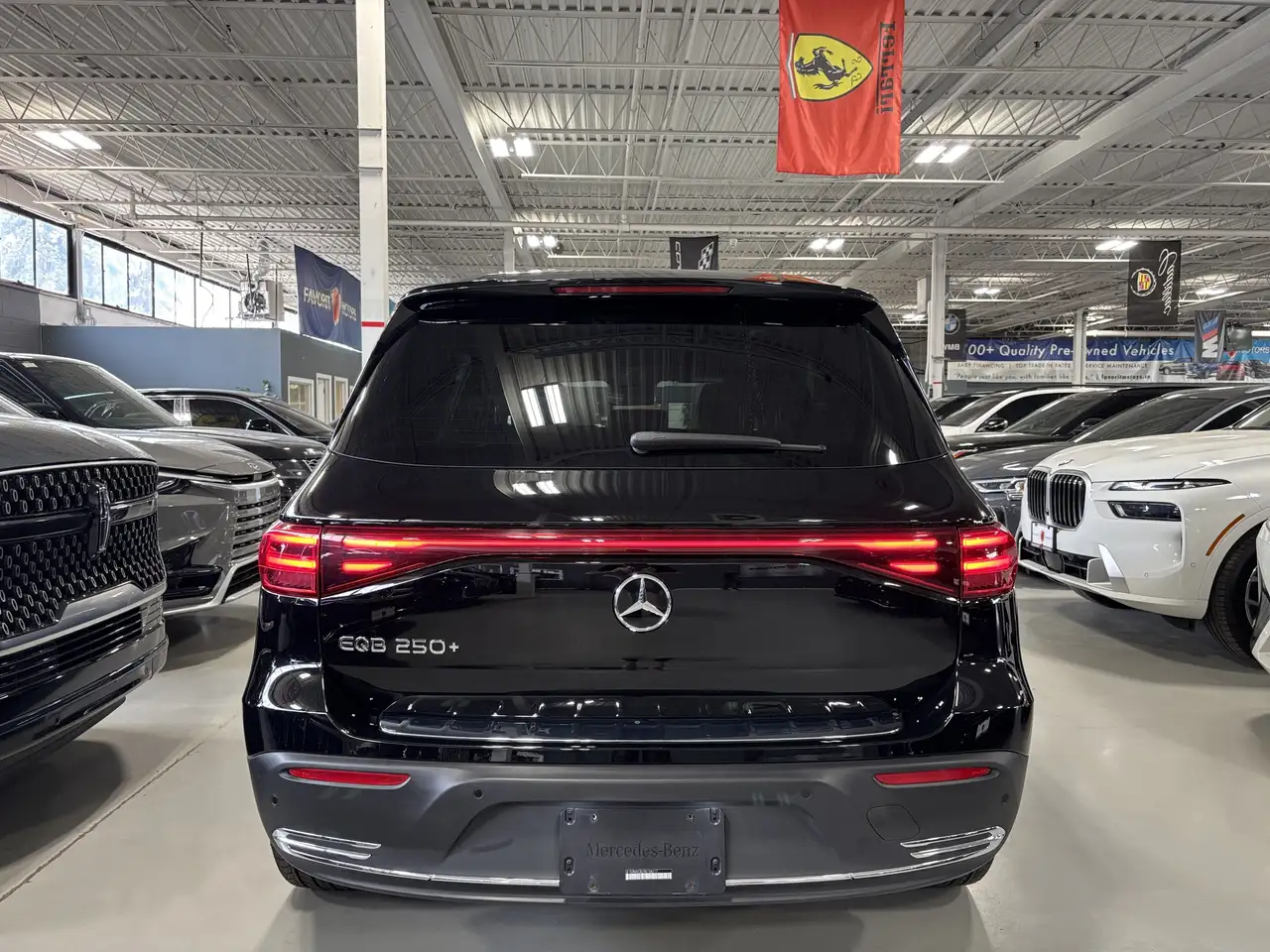 Mercedes-Benz EQB снимка Mercedes-Benz EQB