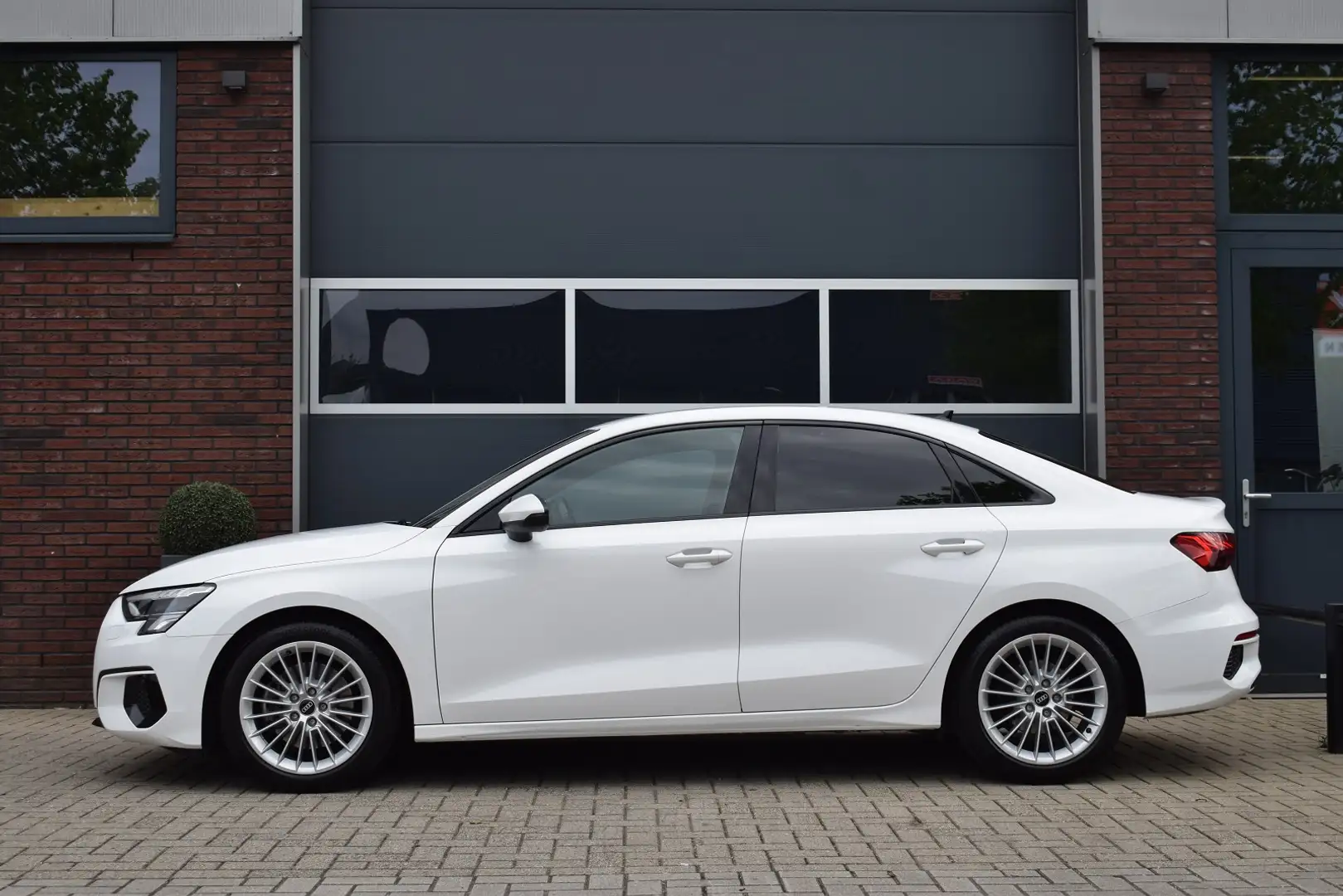 Audi A3 Limousine 35 TFSI 150pk S-tronic | Afneembare trek Blanc - 2