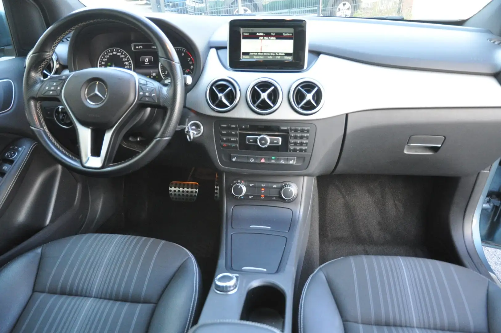 Mercedes-Benz B 200 B 200 Automatik*Panorama-Kamera-Sport Paket** Blau - 2