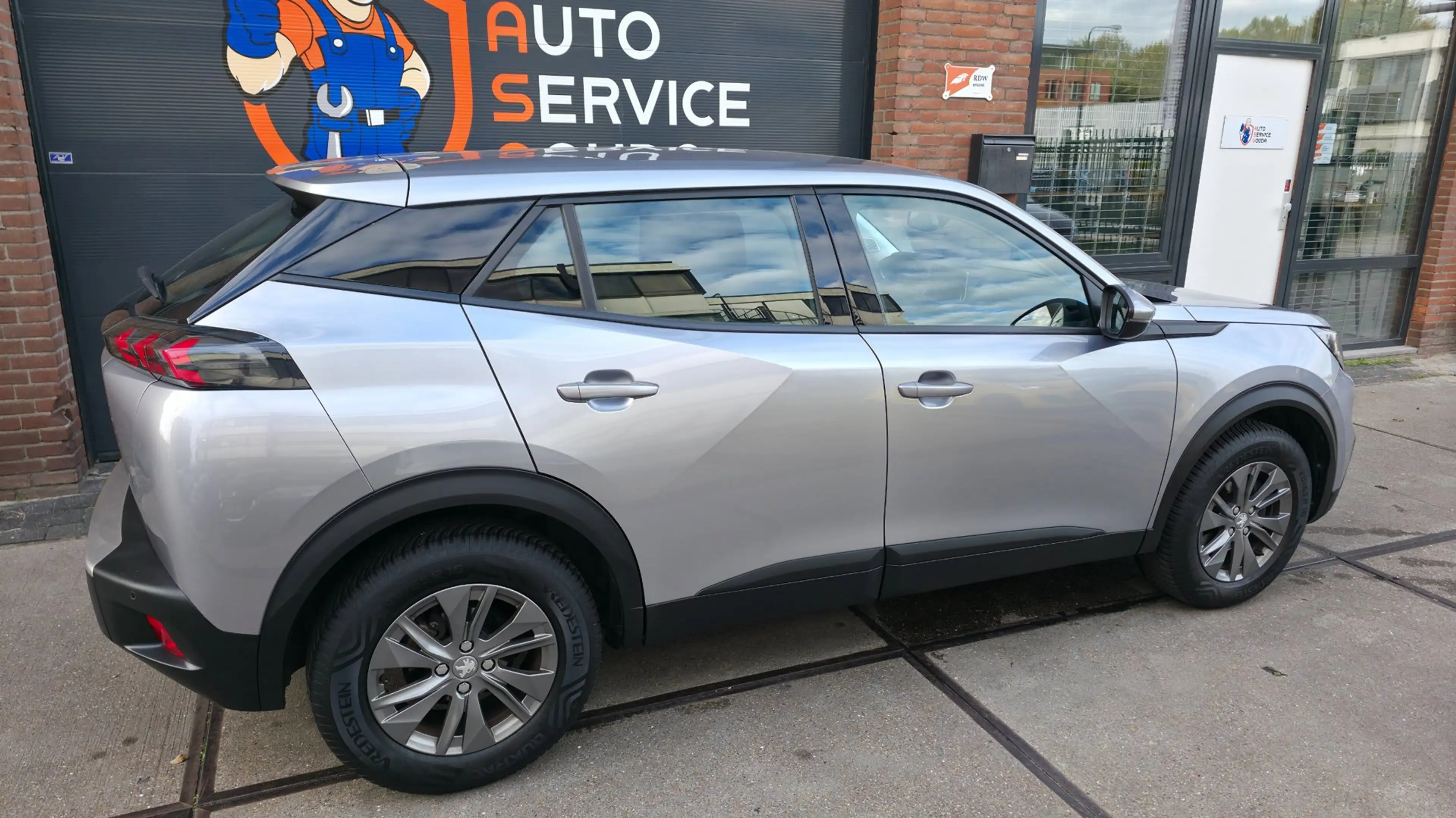 Peugeot 2008 1.2 PureTech Blue Lease Active l groot scherm l — photo 4