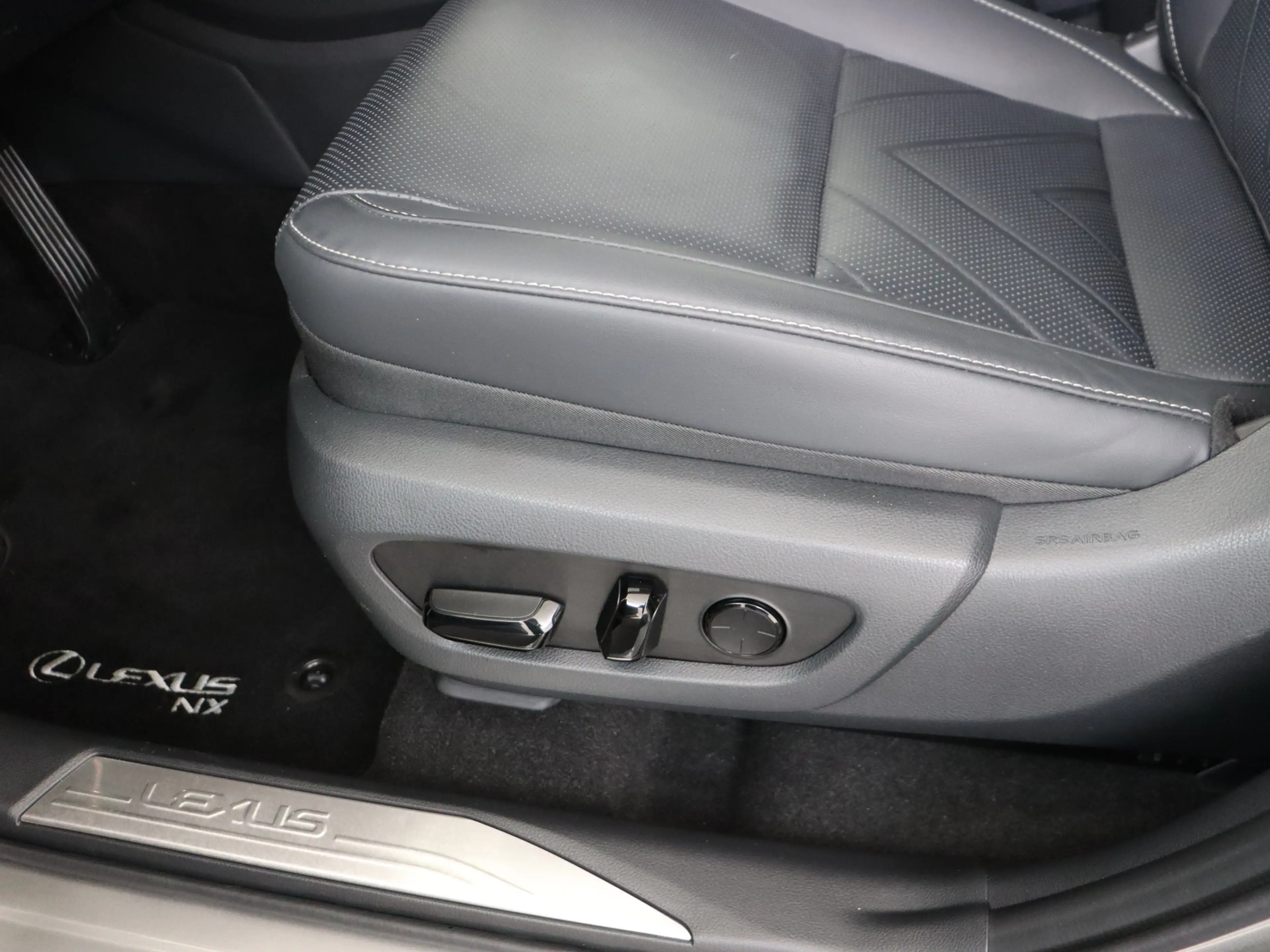 Lexus NX 450h+ AWD Luxury Line | Dealer Onderhouden | Memory Seat — photo 15