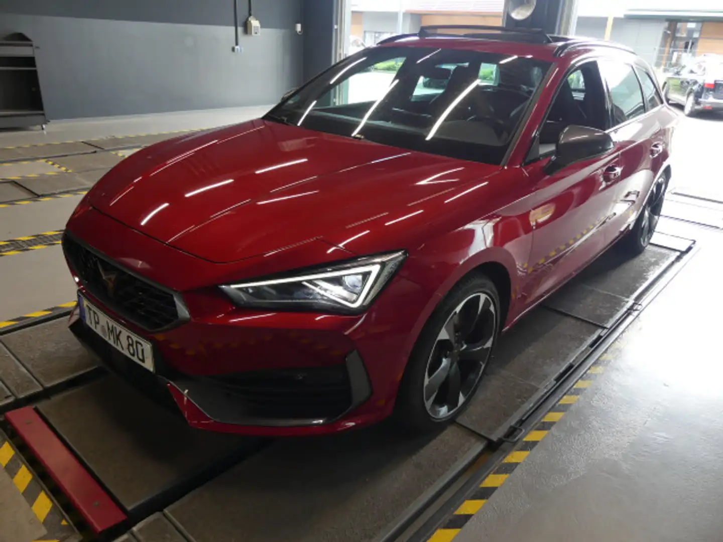 CUPRA Leon Sportstourer 2.0 TSI DSG Navi LED SHZ PDC Rot - 1