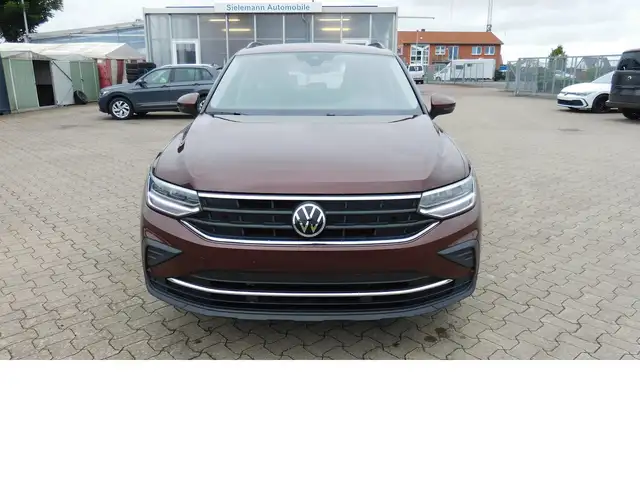 Volkswagen Tiguan view 3