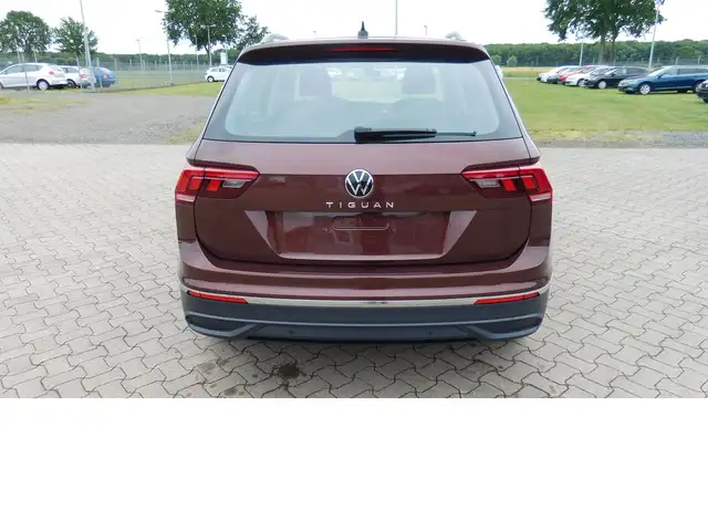 Volkswagen Tiguan view 4