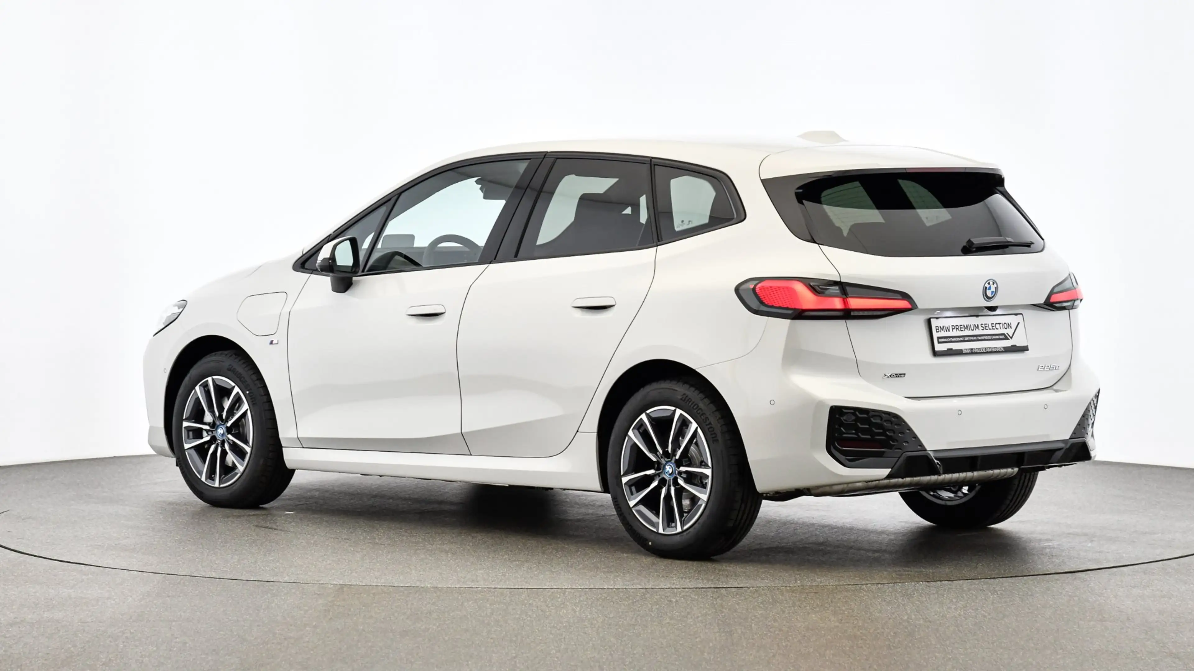 BMW 225 e xDrive Active Tourer — photo 4