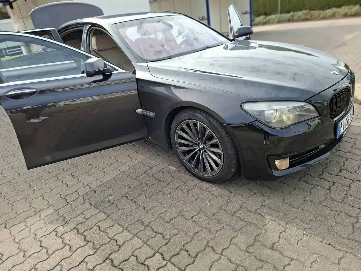 BMW 740 740d xDrive Schwarz - 2