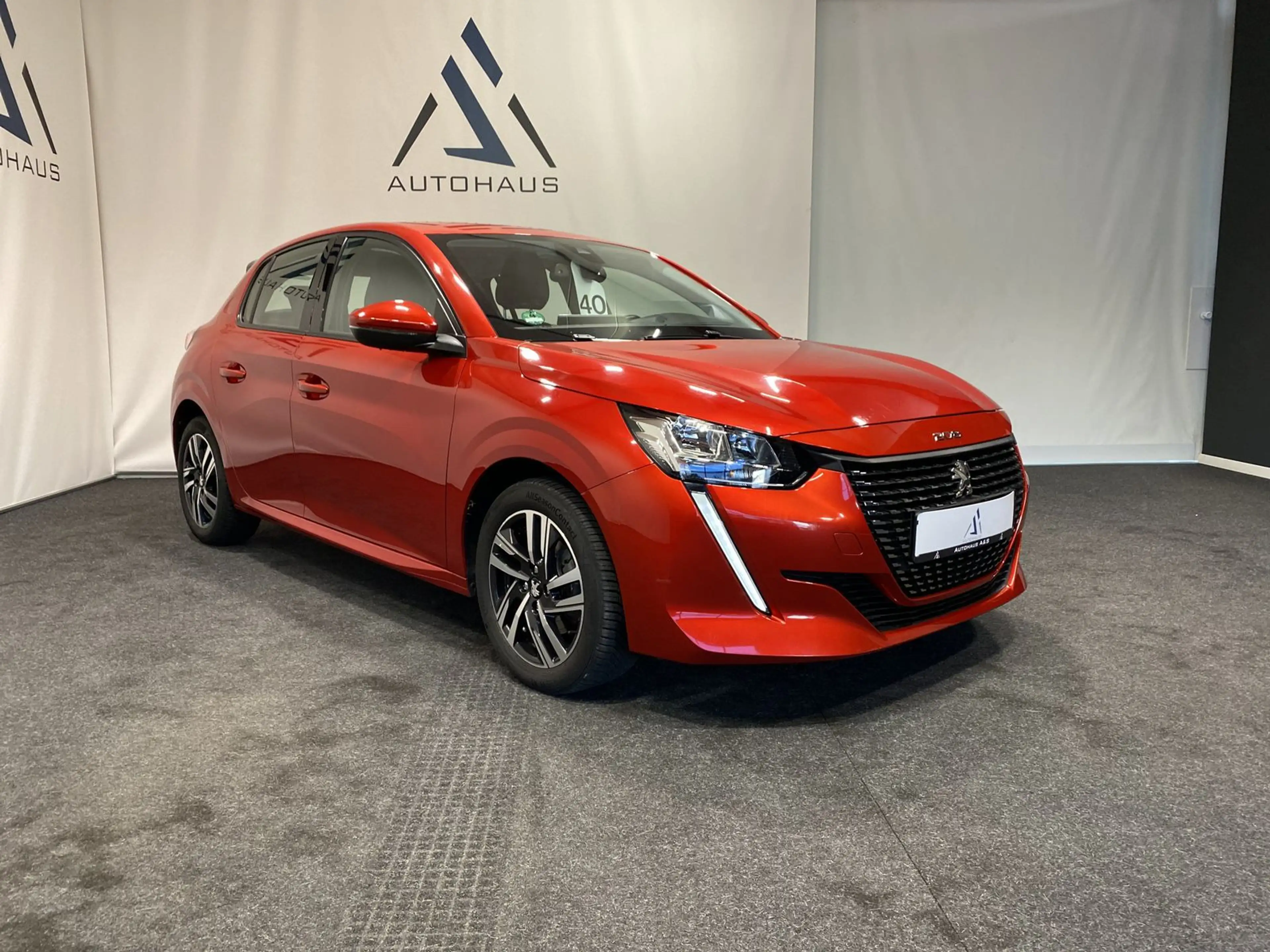 Peugeot 208 Allure Autom Kamera 360° SHZ Navi CarPlay — photo 6