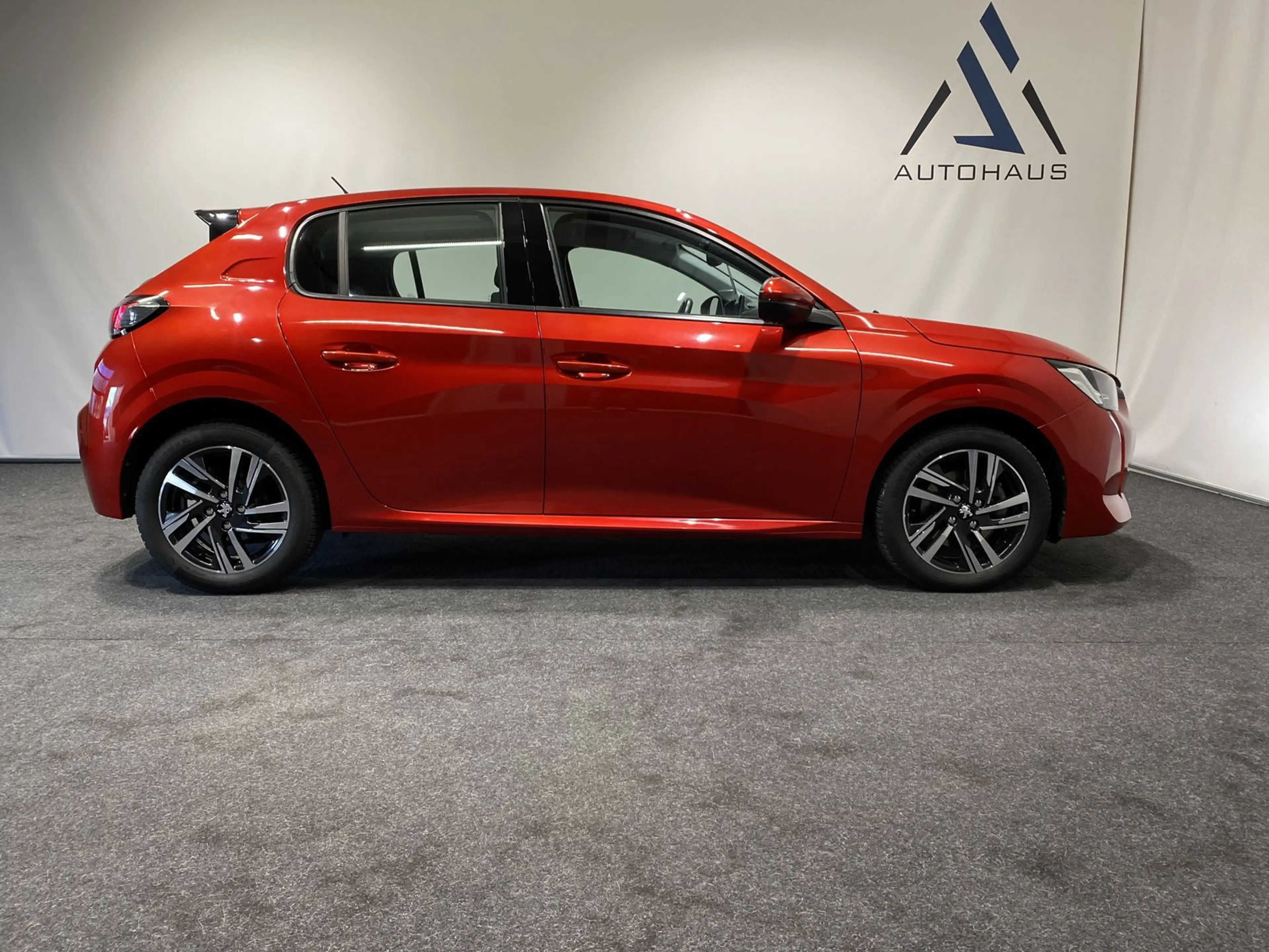 Peugeot 208 Allure Autom Kamera 360° SHZ Navi CarPlay — photo 5