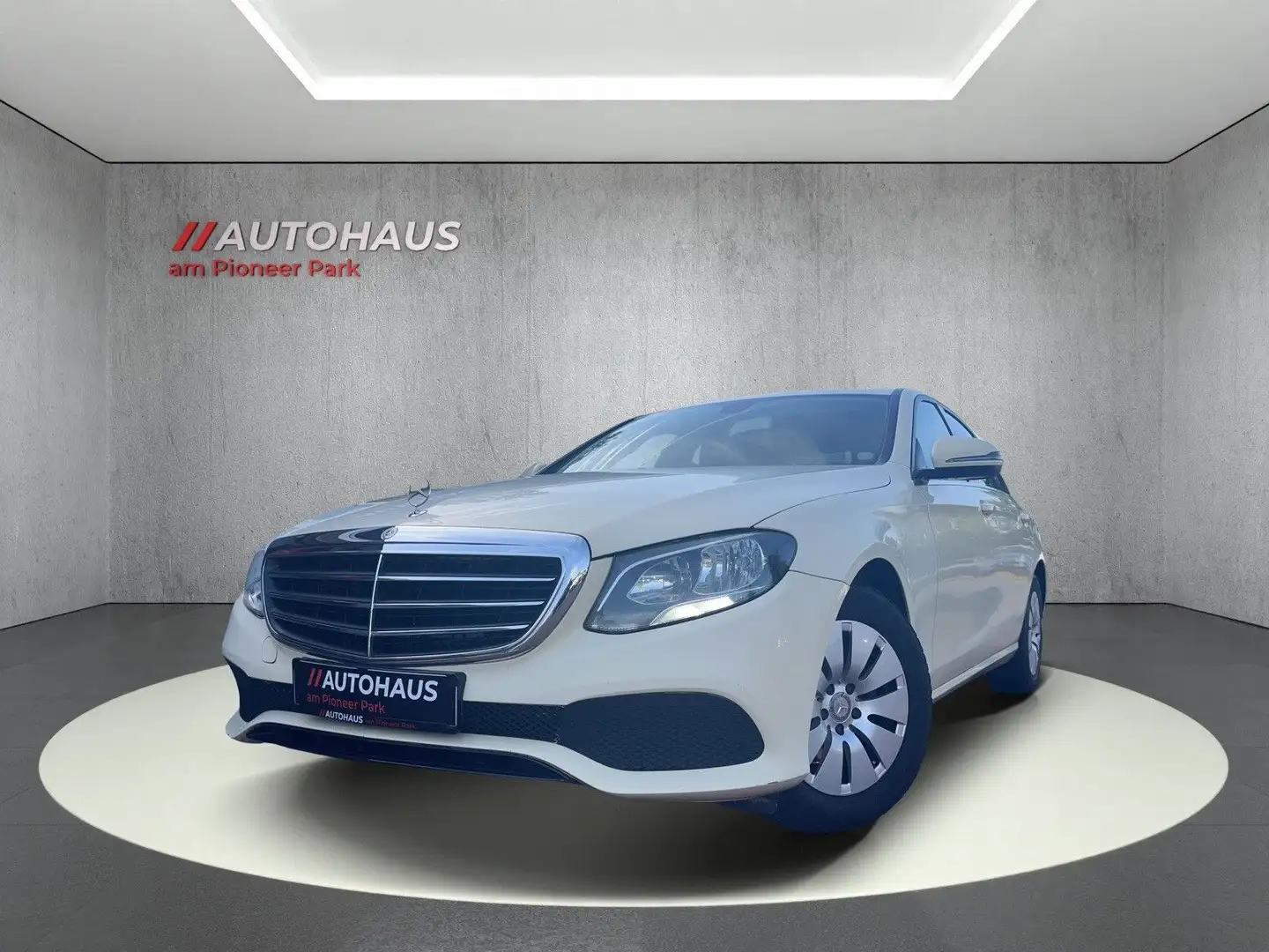 Mercedes-Benz E 200 TEMPOMAT-LEDER-NAVI-TAXI-SHZ Geel - 1