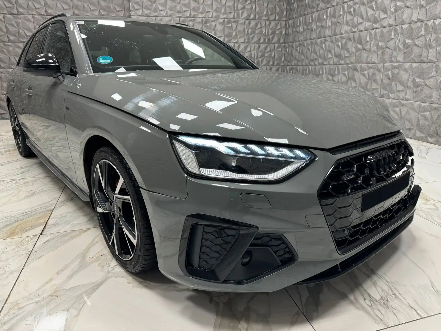 Audi A4 Avant 40 TFSI S line Grau - 1