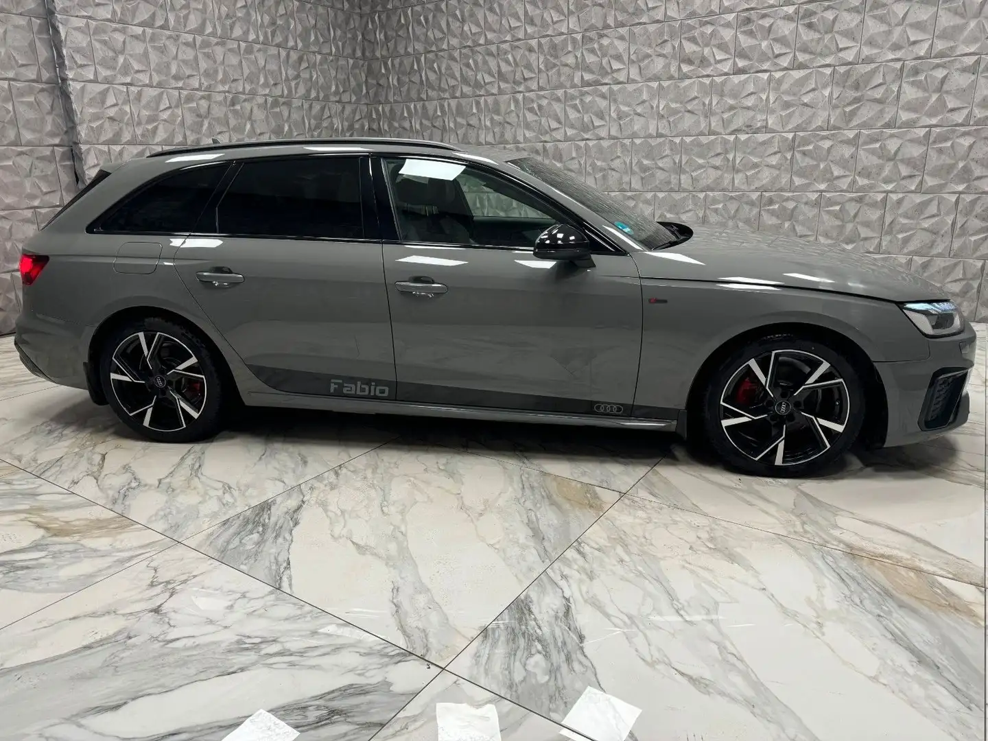 Audi A4 Avant 40 TFSI S line Grau - 2