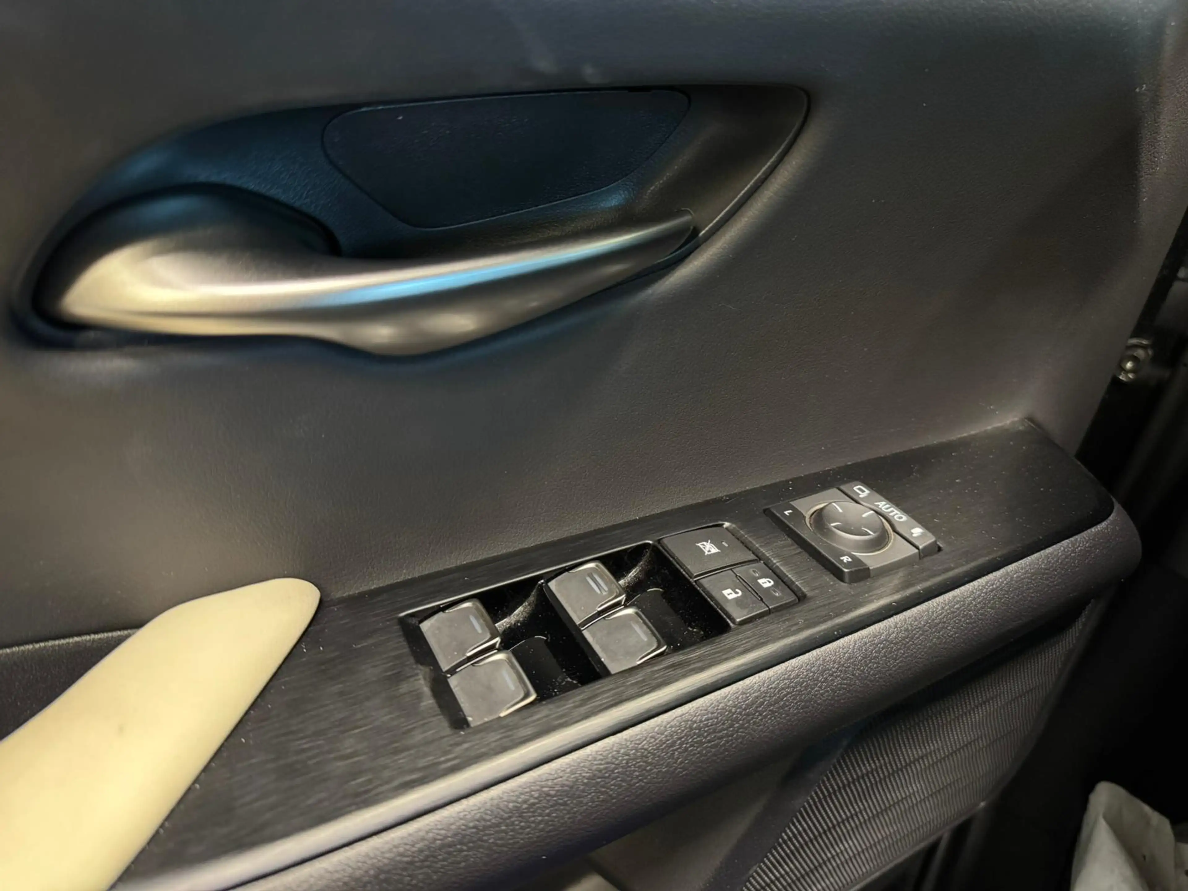 Lexus UX 250h AWD Executive Line + President Pack | Mark-Levinso — photo 11