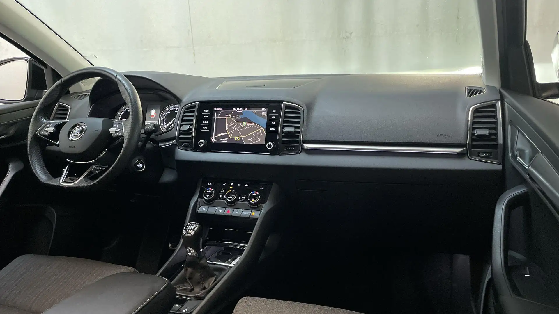 Skoda Karoq 1.5 TSI 150pk ACT Business Edition Plus LED Panora Noir - 2