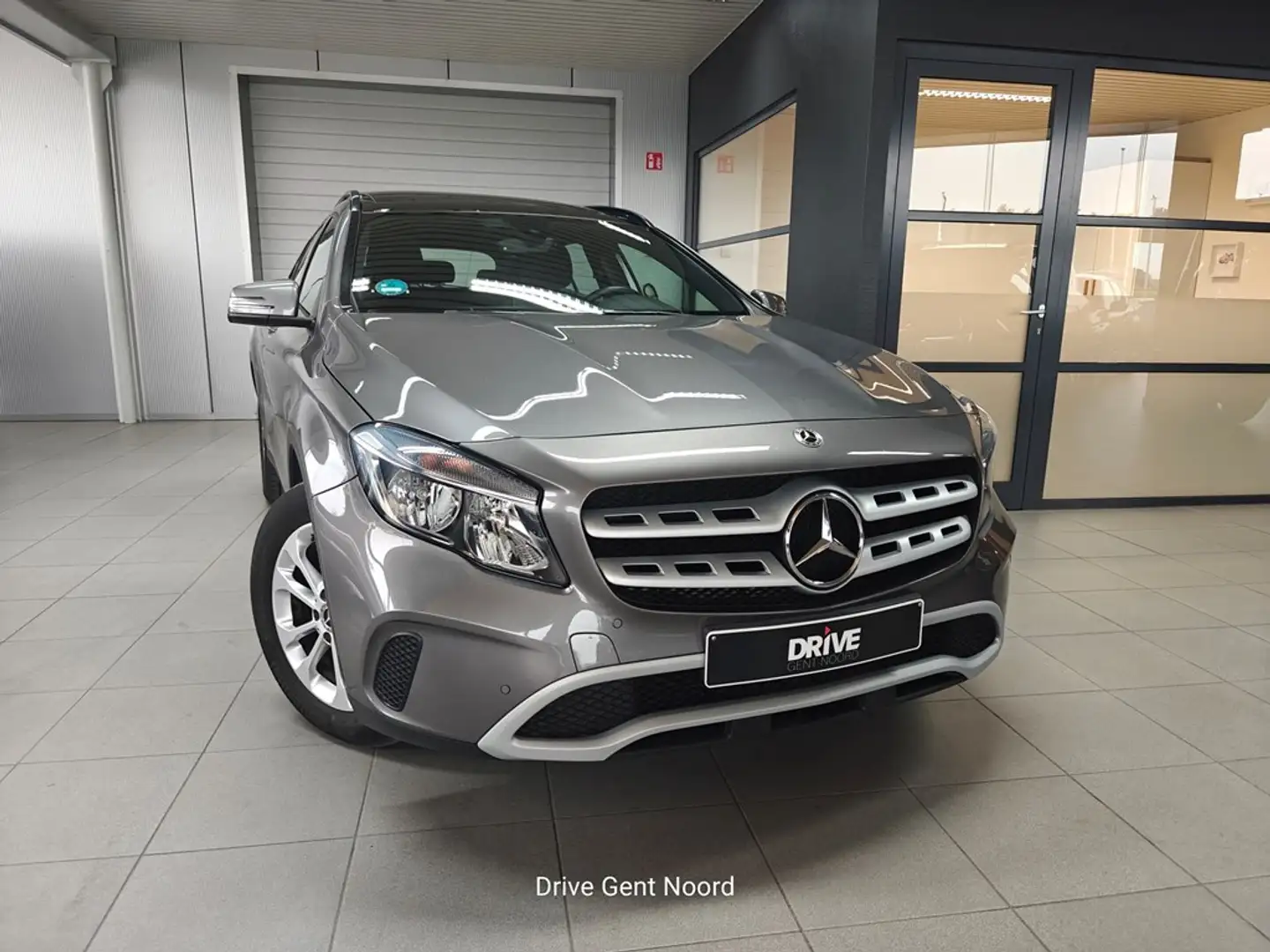 Mercedes-Benz GLA 180 Urban AUT *Pano/Memory seat/Camera* Grigio - 2