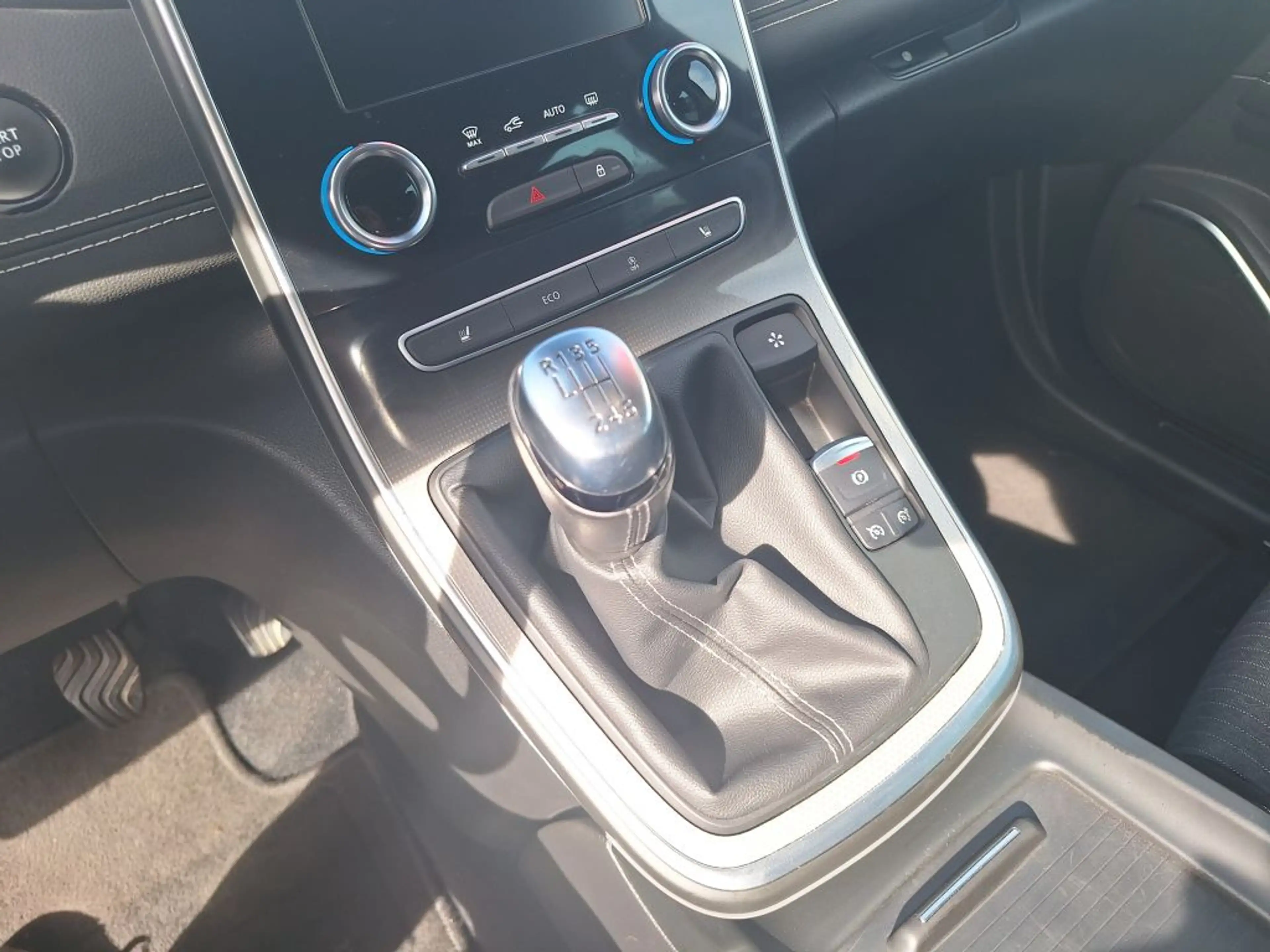 Renault Grand Scenic TCe 140 GPF TECHNO — photo 8