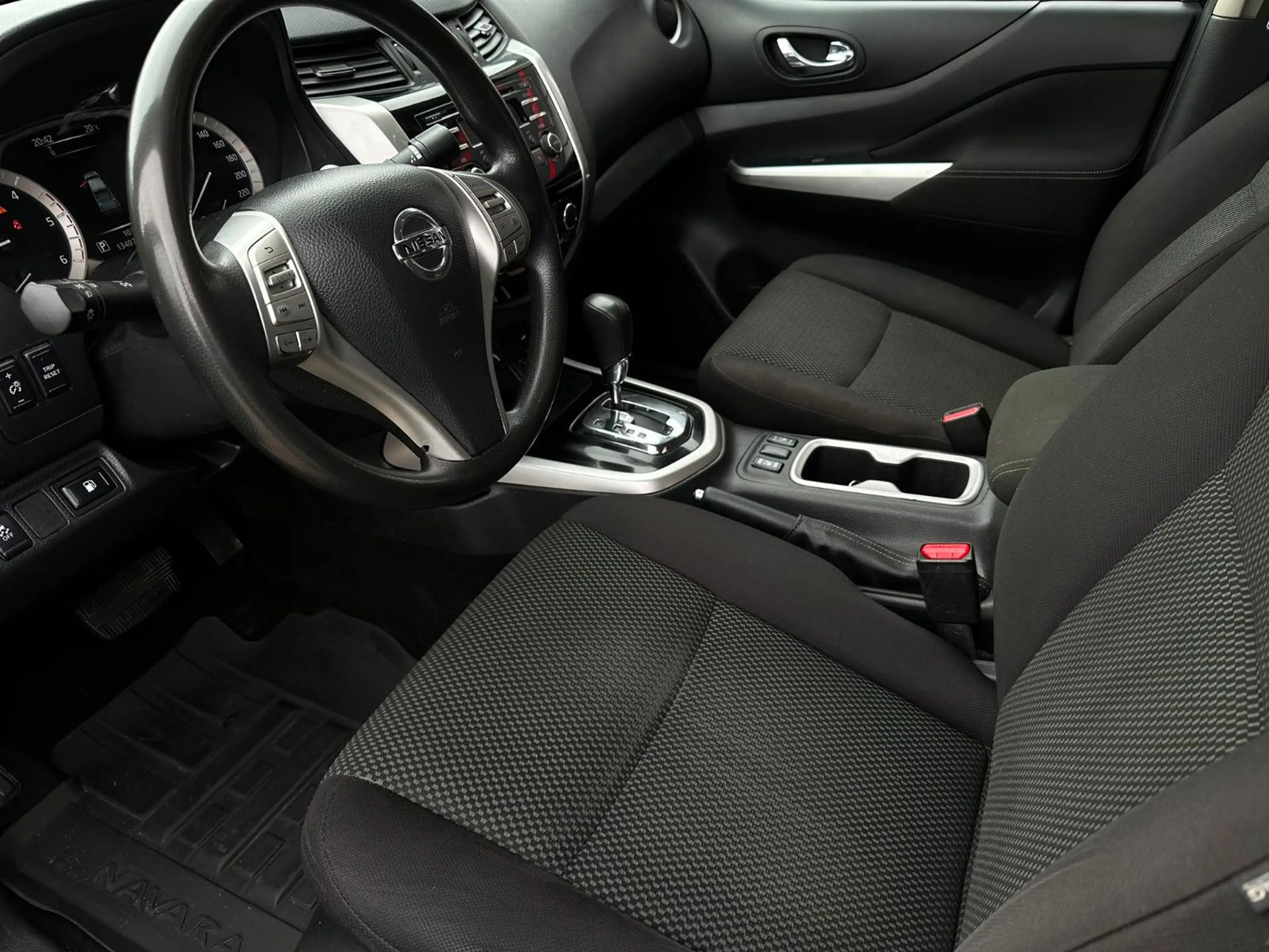Nissan Navara NP300 Acenta Double Cab 4x4 Temp AHK — photo 2