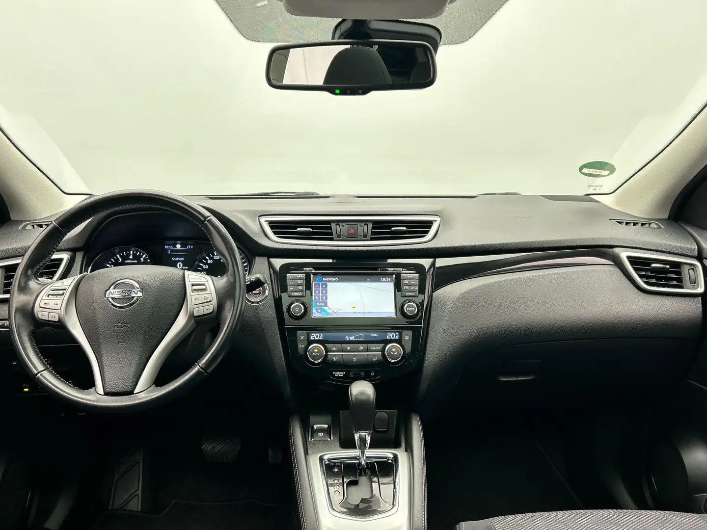 Nissan Qashqai 1.2 Connect Edition Pano/dak Trekhaak Origineel NL Grijs - 2