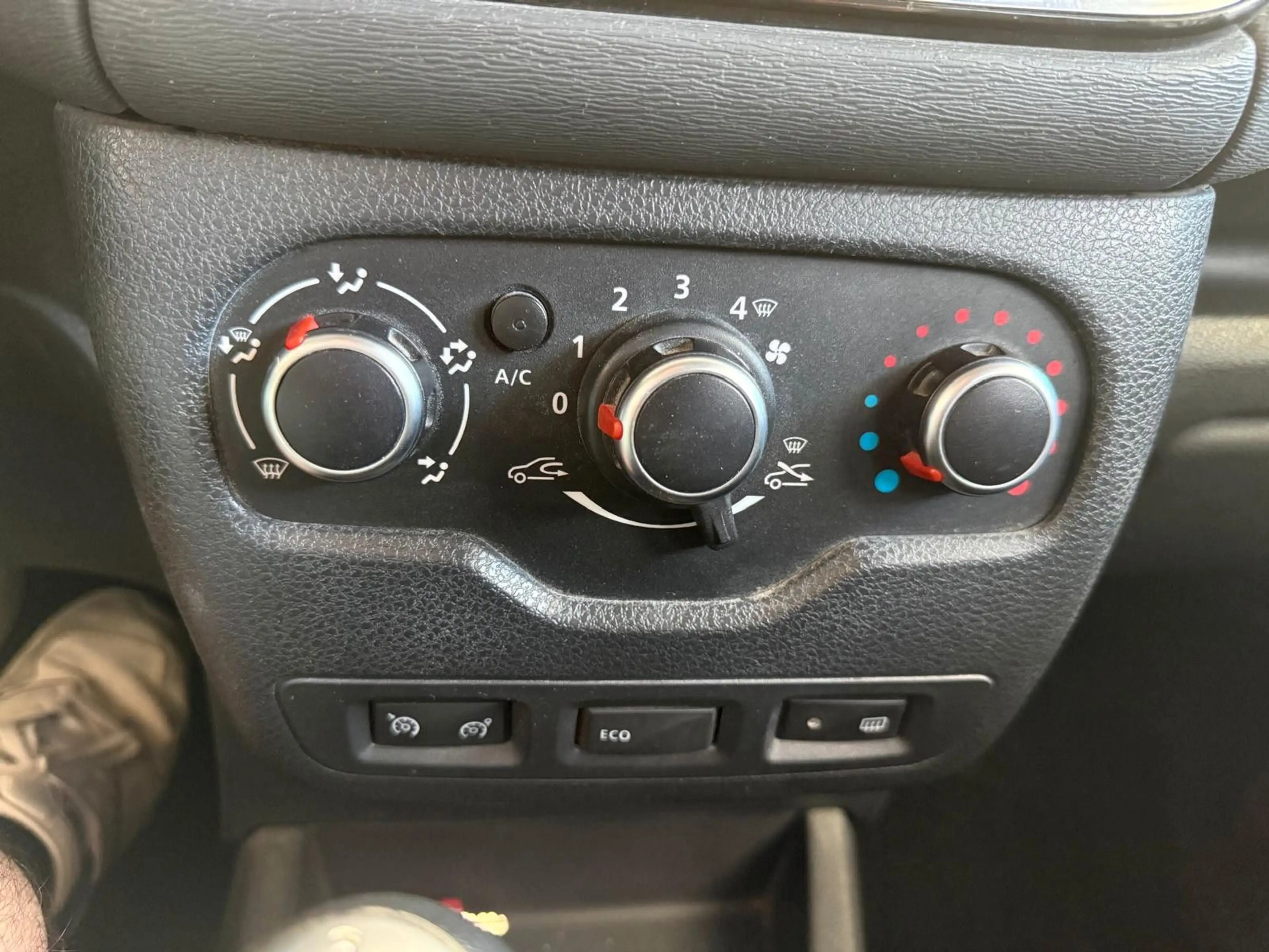 Dacia Lodgy * 7-Sitze*NAVI*Steuerkette Neu*AHK*1.Hand* — photo 10