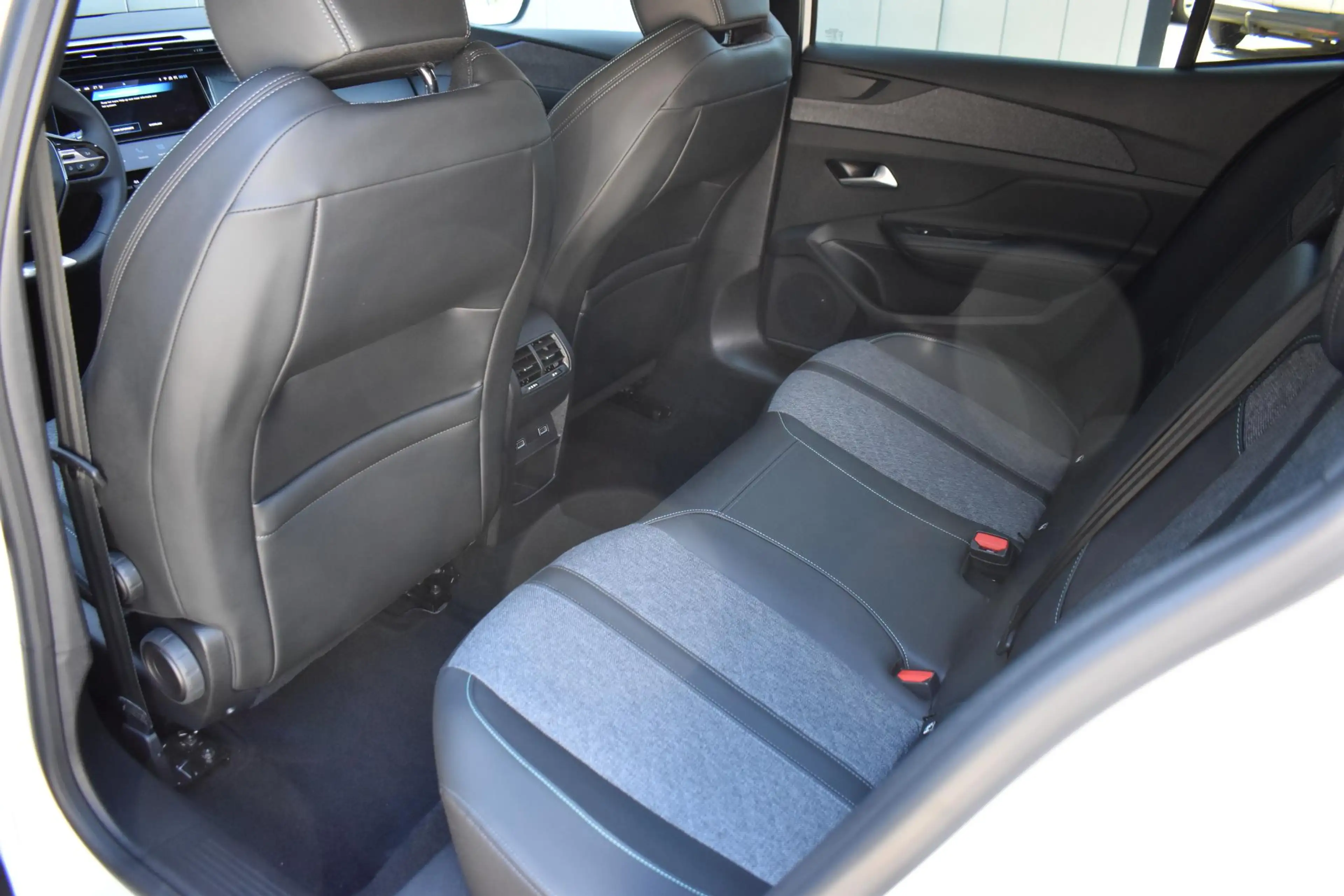 Peugeot 408 1.2 130pk ECC LMV LECD NAVI — photo 16